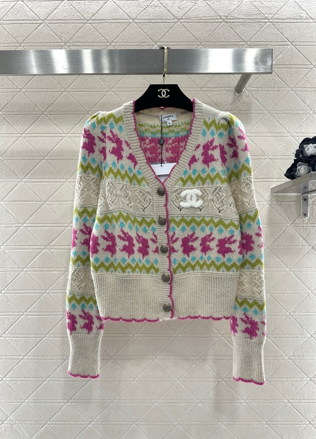 NO:709717,Chanel vintage jacquard knitted cardigan, this retro jacquard knitted cardigan has a main color of red with green, beige and yellow colors, full of New Year atmosphere, V-neck + button design, easy to put on and take off, double C logo on the chest is very recognizable, wool blend material, soft and warm, very suitable for autumn and winter. The jacquard pattern has deer and geometric elements, full of retro literary atmosphere, it is great to wear alone or layered with coats, it can be easily managed at holiday parties and daily commuting, practical and fashionable!  Code number SML,,19860909Chanel奈儿复古提花针织开衫,这款复古提花针织开衫,主色红色,搭配绿色、米色、黄色,新年氛围感满满,V领+纽扣设计,穿脱方便,胸前双C标志超有辨识度,羊毛混纺材质,柔软又保暖,秋冬穿超合适,提花图案有鹿和几何元素,复古文艺气息拉满,单穿或叠搭大衣都很出彩,节日聚会、日常通勤都能轻松驾驭,实用又时髦！码数SML,,,Women's clothing