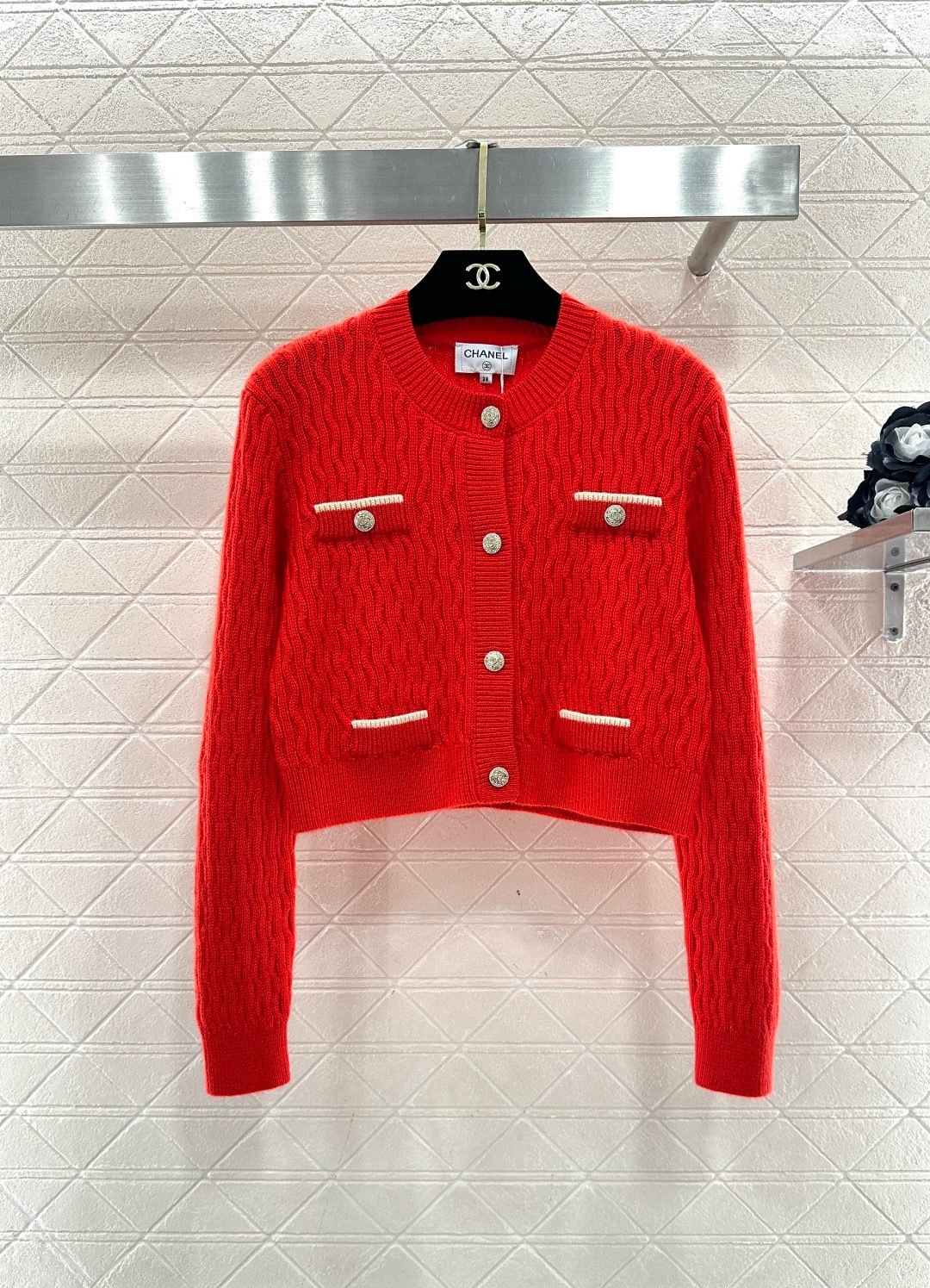 NO:710038,Chanel red knitted cardigan, classic cable texture + round neck design, single-breasted + white rimmed pockets, perfect French elegance, high-quality wool, soft and skin-friendly and warm, very suitable for autumn and winter, super bright red color, full of festive atmosphere, easy to wear during Christmas and New Year, short cut, paired with high-waist skirt or trousers, great proportions, it is a practical and fashionable light luxury item!  Code number SML,,chanel,chanel,skirts,19860909Chanel香奈儿红色针织开衫,经典绞花纹理+圆领设计,单排扣+白色镶边口袋,法式优雅气质满分,高品质羊毛,柔软亲肤又保暖,秋冬穿超合适,红色超亮眼,节日氛围感拉满,圣诞新年都能轻松驾驭,短款剪裁,搭配高腰裙或裤装,比例超赞,是实用又时髦的轻奢单品！ 码数SML,,chanel,chanel,skirts,,Women's clothing