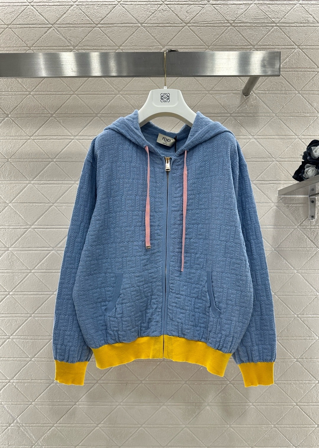 NO:710034,Fendi 2026 early spring series blue and yellow contrasting knitted sweatshirt, lake blue main color + yellow hem and cuffs, pink drawstring with super layered feel, 70 cotton + 25 mulberry silk, soft and comfortable, loose fit, slim and versatile, zipper design is easy to put on and take off, hooded and casual, perfect for pairing with jeans or skirts in early spring, easily get a fashionable and relaxed feeling!  Size SML,,fendi,hoodie,sweatshirts,skirts,jeans,hats,19860909Fendi 2026早春系列蓝黄撞色针织卫衣,湖水蓝主色+黄色下摆和袖口,粉色抽绳超有层次感,70棉+25桑蚕丝,柔软舒适,宽松版型显瘦又百搭,拉链设计方便穿脱,连帽休闲感满分,早春搭配牛仔裤或半裙都很出彩,轻松get时髦松弛感！码数SML,,fendi,hoodie,sweatshirts,skirts,jeans,hats,,Women's clothing