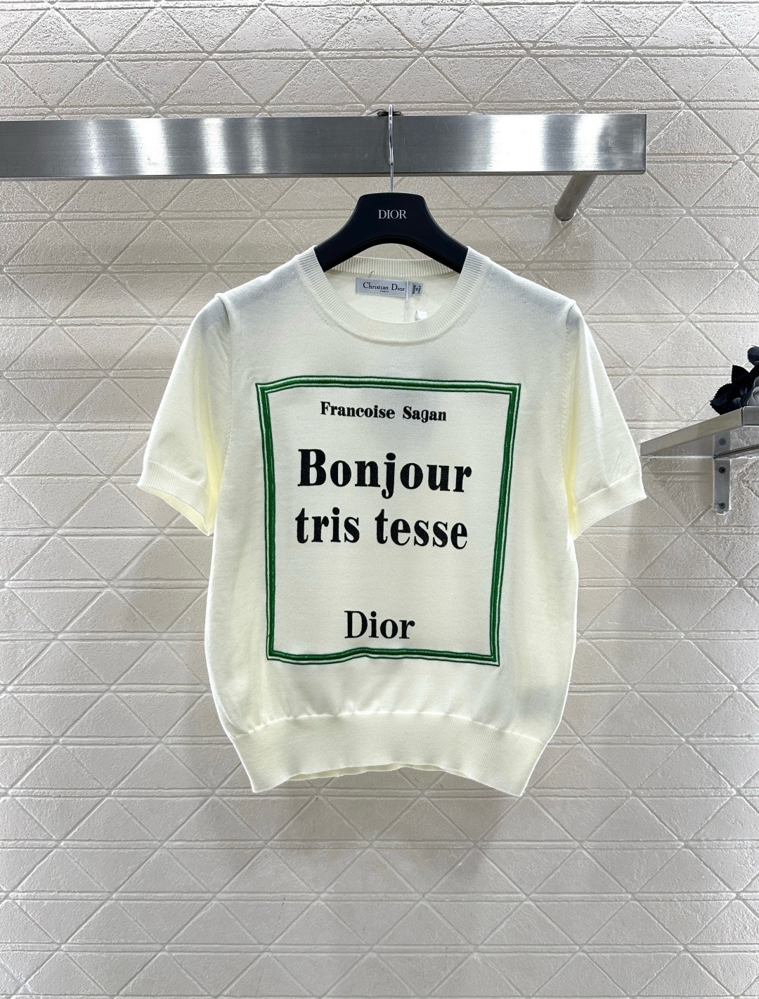 NO:710028,Dior 2026 spring and summer series short sleeves, inspired by Franoise Sagan's novel 'Bonjour Tristesse', soft knitted fabric, off-white with green border and black fonts, simple and cultural, loose version, comfortable and versatile, suitable for wearing alone or layered in spring and summer. Dior, under the leadership of Jonathan Anderson, perfectly integrates art and fashion. This short sleeve is super representative and collectible!  Size SML,,dior,T-shirt,19860909Dior 2026春夏系列短袖,灵感来自Franoise Sagan小说《Bonjour Tristesse》,柔软针织面料,米白色搭配绿色边框和黑色字体,简约又有文化气息,宽松版型,舒适百搭,春夏季节单穿或内搭都很合适,Jonathan Anderson执掌下的Dior,艺术与时尚完美融合,这件短袖超有代表性和收藏价值！ 码数SML,,dior,T-shirt,,Women's clothing
