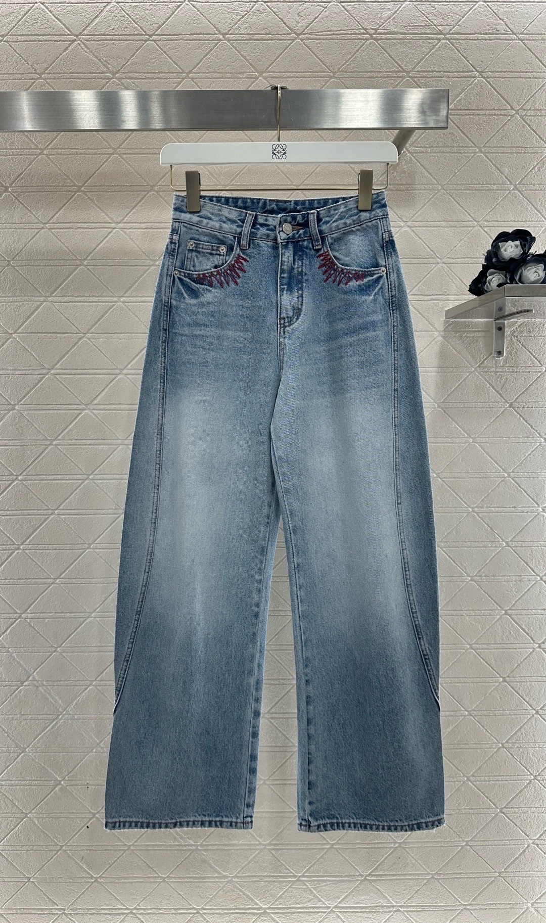 NO:710029,Loewe light blue washed straight jeans, retro distressed style, loose and slim, super friendly to the leg shape, red embroidery on the back pocket is super eye-catching, full of details, high recognition, high waist design elongates the leg proportions, paired with a short top or sweater, you can easily get a casual retro style, you can easily control it for daily commuting and leisure occasions, comfortable and fashionable, it is a must-have and versatile item in the wardrobe!  Code number SML,,loewe,jeans,19860909Loewe浅蓝色水洗直筒牛仔裤,复古做旧风格,裤型宽松显瘦,对腿型超友好,后袋红色刺绣超吸睛,细节满分,辨识度up,高腰设计拉长腿部比例,搭配短上衣或针织衫,轻松get休闲复古风,日常通勤、休闲场合都能轻松驾驭,舒适又时髦,是衣橱必备百搭单品！码数SML,,loewe,jeans,,Women's clothing