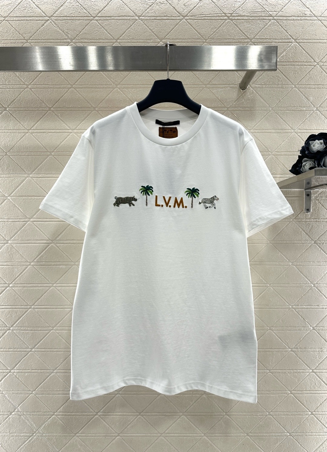 NO:710040,LV 2026 spring and summer series jungle embroidery short-sleeved T-shirt, made of pure cotton, soft and comfortable, super friendly for daily wear, with 'L.V.M.' letters on the front + crocodile, zebra, and palm tree embroidery, full of tropical atmosphere, loose fit, easy for both men and women, the first choice for gender-neutral wear, exquisite embroidery craftsmanship, perfect details, it looks great with jeans or casual pants, and you can easily get a sense of fashion!  Size SML,,louis vuitton,jeans,T-shirt,tees,t-shirt,19860909LV 2026春夏系列丛林刺绣短袖T恤,纯棉材质,柔软舒适,日常穿搭超友好,正面“L.V.M.”字母+鳄鱼、斑马、棕榈树刺绣,热带氛围感满满,宽松版型,男女都能轻松驾驭,无性别穿搭首选,刺绣工艺精致,细节满分,随便搭牛仔裤或休闲裤都很出彩,轻松get时尚感！ 码数SML,,louis vuitton,jeans,T-shirt,tees，t-shirt,,Women's clothing