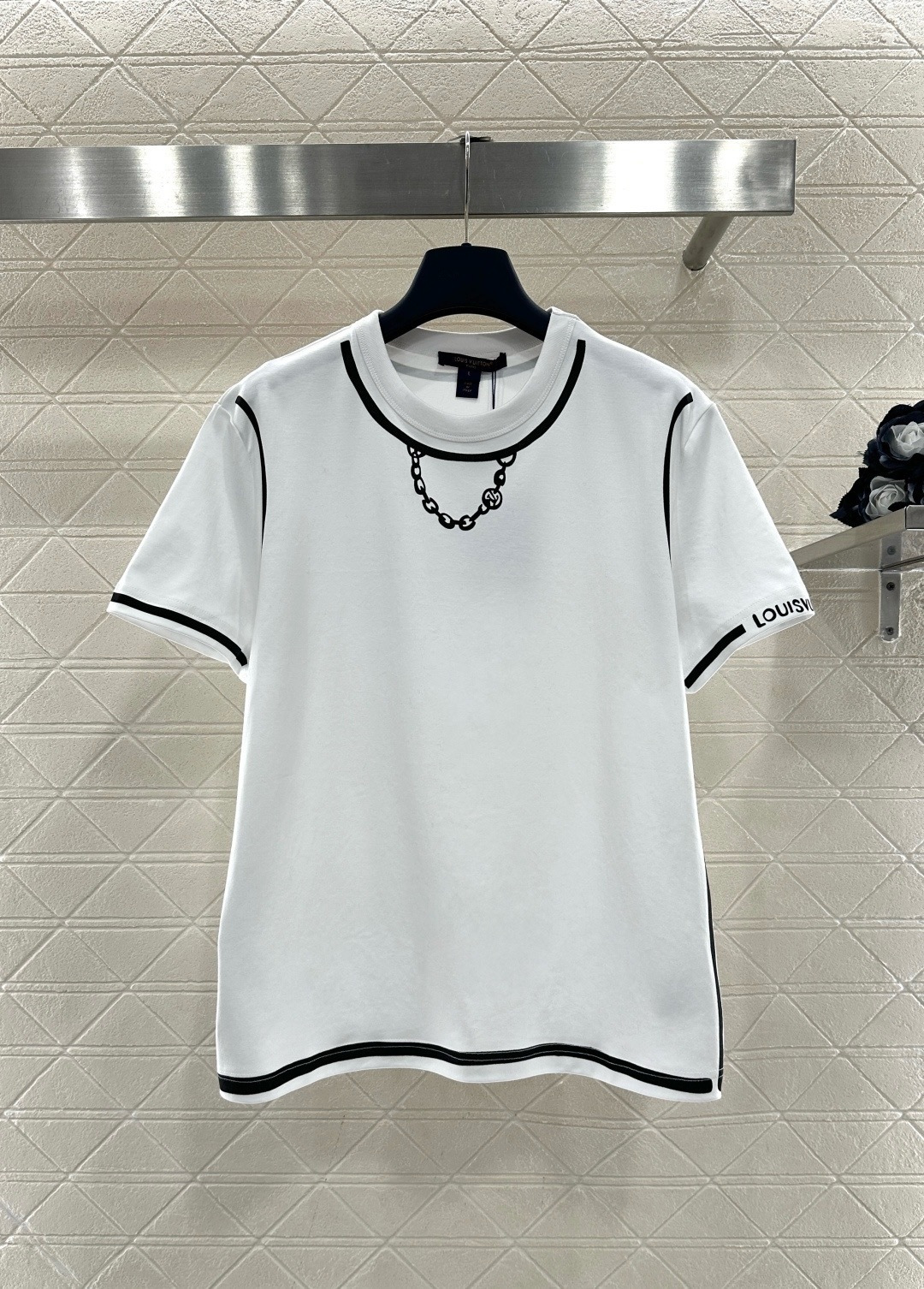 NO:710053,LV white short-sleeved T-shirt, simple design + black line embellishment, classic and fashionable, high-quality cotton material, soft and comfortable, perfect for spring and summer, black piping on the collar, cuffs and hem, full of details, 'LOUIS' on the right sleeve low-key to highlight the brand identity, loose fit, easy for both men and women to control, can be easily paired with jeans and sneakers for daily casual or street style, and easily get a trendy look!  Size SML,,louis vuitton,louis vuitton,sneakers,jeans,T-shirt,tees,t-shirt,19860909LV白色短袖T恤,简约设计+黑色线条点缀,经典又时髦,高品质棉料,柔软舒适,春夏穿超合适,衣领、袖口和下摆黑色滚边,细节满分,右袖“LOUIS”字样低调彰显品牌身份,宽松版型,男女都能轻松驾驭,日常休闲或街头风都能轻松搭配牛仔裤、运动鞋,轻松get潮流造型！码数SML,,louis vuitton,louis vuitton,sneakers,jeans,T-shirt,tees，t-shirt,,Women's clothing
