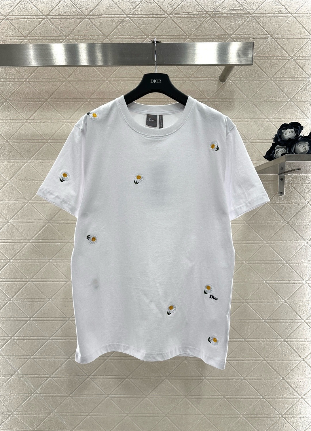 NO:710121,Dior 2026 spring and summer series daisy embroidered linen T-shirt, designed by Jonathan Anderson, made of white linen blended fabric, breathable and comfortable, super refreshing to wear in summer!  The T-shirt is embellished with small daisy embroidery, with exquisite details, and there is a 'Dior' logo next to some flowers, making it highly recognizable. The loose fit can be easily worn by both men and women. Whether paired with jeans or a skirt, it can easily create a simple and high-end look. It is suitable for daily outings or vacations!  Size SML,,dior,skirts,jeans,tees,t-shirt,19860909Dior 2026春夏系列小雏菊刺绣亚麻T恤,由Jonathan Anderson设计,采用白色亚麻混纺面料,透气舒适,夏天穿超清爽！T恤点缀小雏菊刺绣,细节精致,部分花朵旁还有“Dior”标志,辨识度满分.宽松版型,男女都能轻松驾驭,无论搭配牛仔裤还是半裙,都能轻松打造简约高级感,日常出街或度假都很适合哦！码数SML,,dior,skirts,jeans,tees，t-shirt,,Women's clothing