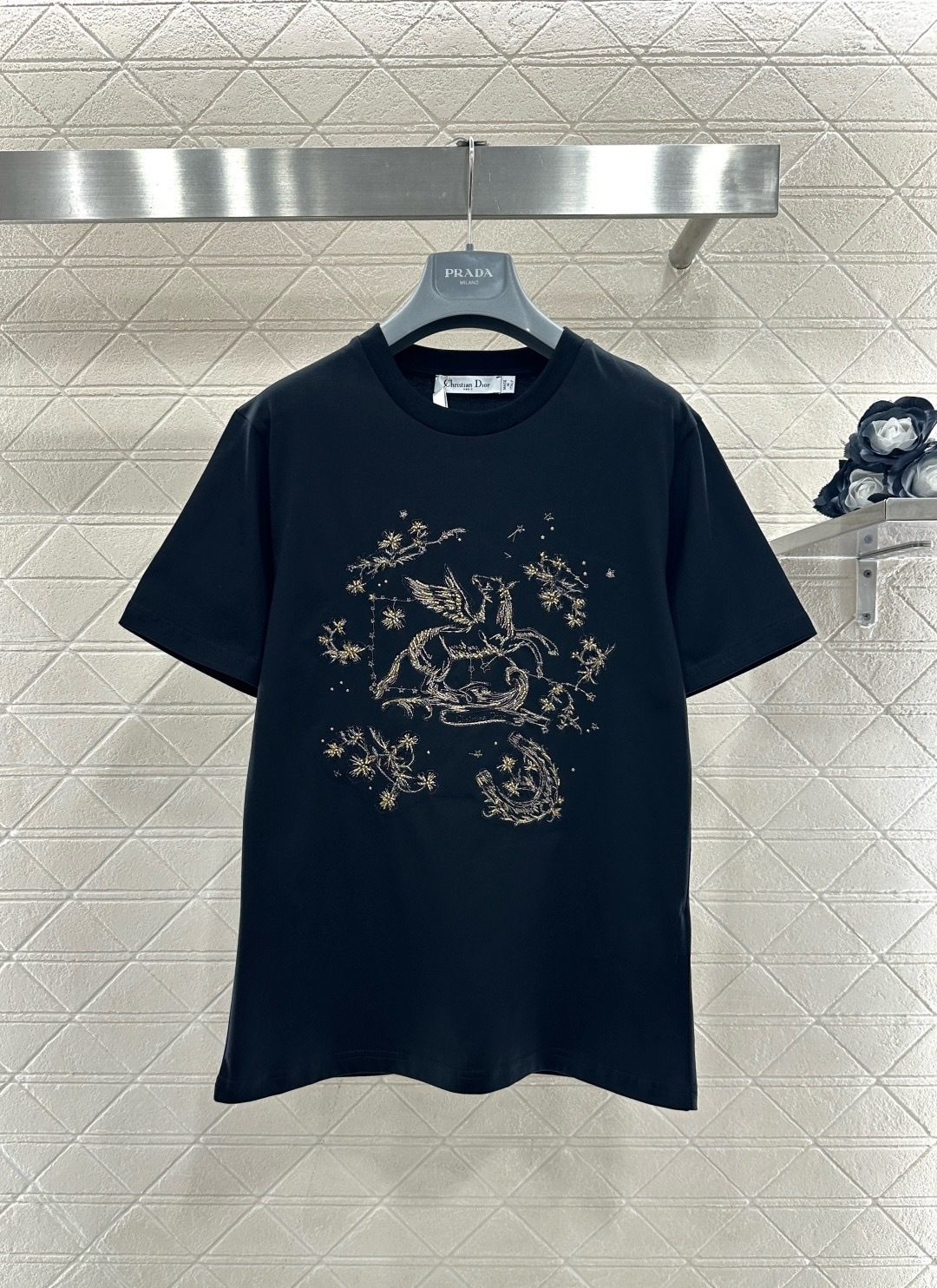 NO:710073,Dior 2026 Spring and Summer Series Pegasus printed T-shirt, made of white cotton, light and breathable, super comfortable to wear in summer, with Pegasus + floral design on the front, full of three-dimensionality, exquisite details, full of artistic atmosphere, simple and versatile round neck, easy to control in daily casual or street style, Pegasus symbolizes freedom and elegance, looks great with jeans or skirts, easily get a sense of fashion!  Size SML,,dior,skirts,jeans,tees,t-shirt,19860909Dior 2026春夏系列飞马印花T恤,白色纯棉材质,轻薄透气,夏天穿超舒服,正面飞马+碎花设计,立体感满满,细节精致,艺术氛围拉满,圆领简约百搭,日常休闲或街头风都能轻松驾驭,飞马象征自由与优雅,搭配牛仔裤或半裙都很出彩,轻松get时尚感！码数SML,,dior,skirts,jeans,tees，t-shirt,,Women's clothing