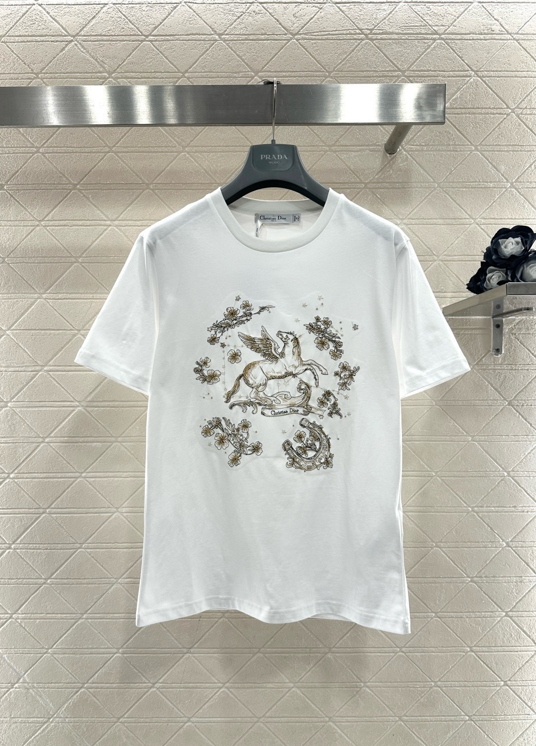 NO:710067,Dior 2026 Spring and Summer Series Pegasus printed T-shirt, made of white cotton, light and breathable, super comfortable to wear in summer, with Pegasus + floral design on the front, full of three-dimensionality, exquisite details, full of artistic atmosphere, simple and versatile round neck, easy to control in daily casual or street style, Pegasus symbolizes freedom and elegance, looks great with jeans or skirts, easily get a sense of fashion!  Size SML,,dior,skirts,jeans,tees,t-shirt,19860909Dior 2026春夏系列飞马印花T恤,白色纯棉材质,轻薄透气,夏天穿超舒服,正面飞马+碎花设计,立体感满满,细节精致,艺术氛围拉满,圆领简约百搭,日常休闲或街头风都能轻松驾驭,飞马象征自由与优雅,搭配牛仔裤或半裙都很出彩,轻松get时尚感！码数SML,,dior,skirts,jeans,tees，t-shirt,,Women's clothing