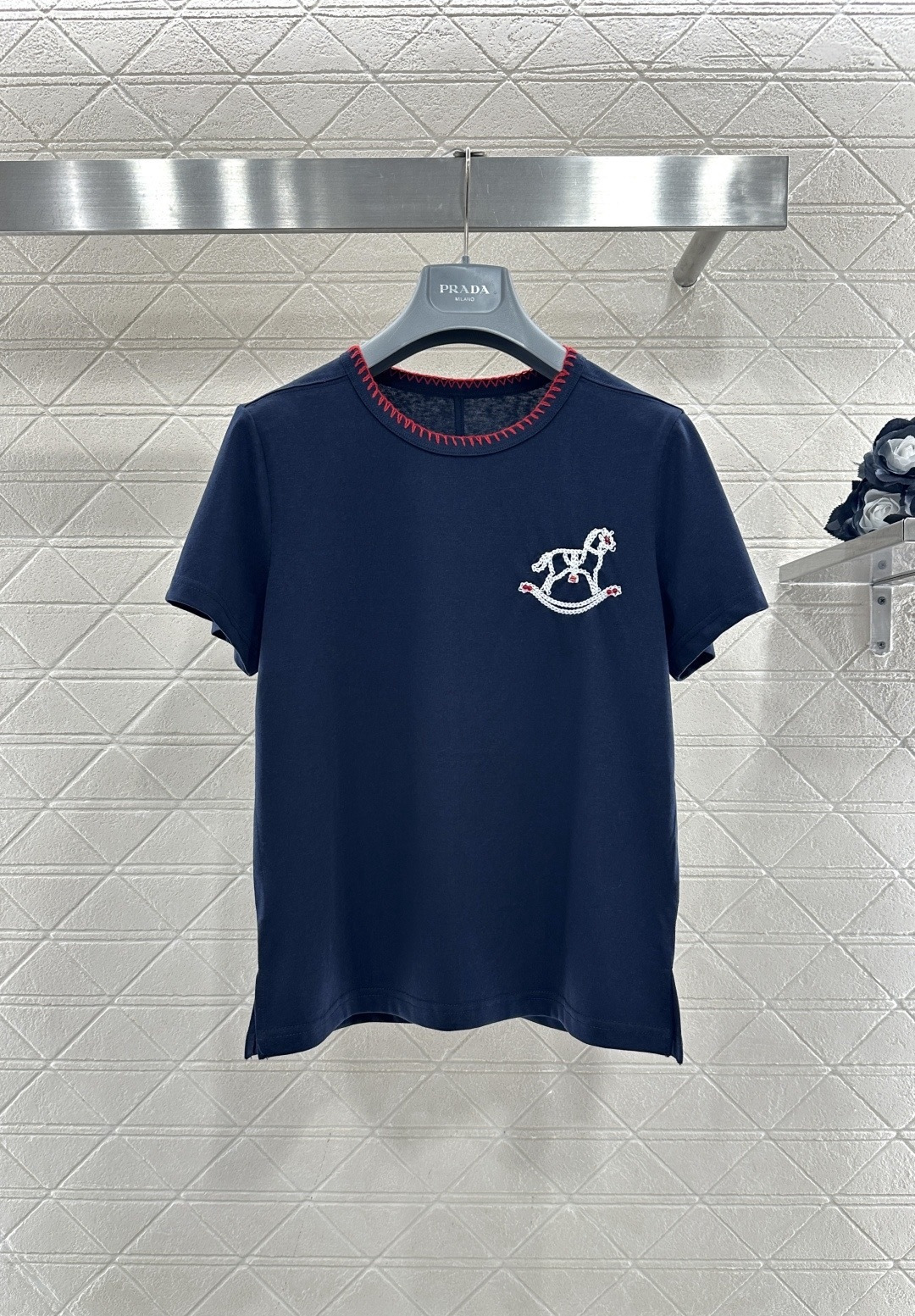 NO:710074,Original embroidered short-sleeved T-shirt. This short-sleeved T-shirt is made of pure cotton. It is soft and comfortable. It is very suitable for summer. It has a white + dark blue color scheme. The red embroidery on the neckline is very recognizable. The rocking horse pattern on the left chest is exquisite and childlike. It has a straight shoulder and slim cut, which shows the body proportions. It is especially suitable for small girls. It can easily create a fresh and energetic daily wear!  ,,T-shirt,tees,t-shirt,19860909原创刺绣短袖T恤,这款短袖T恤采用纯棉材质,柔软舒适,夏天穿超合适,白色+深蓝色配色,领口红色刺绣超有辨识度,左胸摇马图案精致又童趣,正肩修身剪裁,显身材比例,特别适合小个子女生,轻松打造清新活力日常穿搭！,,T-shirt,tees，t-shirt,,Women's clothing