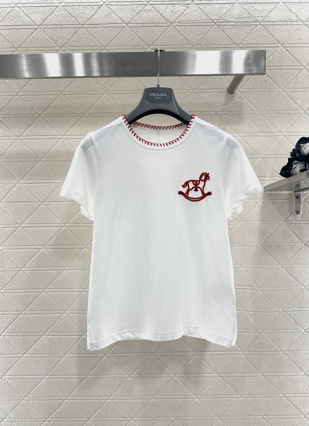 NO:710068,Original niche embroidered short-sleeved T-shirt. This short-sleeved T-shirt is made of pure cotton. It is soft and comfortable. It is very suitable for summer wear. It has a white + dark blue color scheme. The red embroidery on the neckline is very recognizable. The rocking horse pattern on the left chest is exquisite and childlike. It has a slim cut with straight shoulders and shows the body proportions. It is especially suitable for petite girls. It can easily create a fresh and energetic daily wear!  ,,T-shirt,tees,t-shirt,19860909原创小众刺绣短袖T恤,这款短袖T恤采用纯棉材质,柔软舒适,夏天穿超合适,白色+深蓝色配色,领口红色刺绣超有辨识度,左胸摇马图案精致又童趣,正肩修身剪裁,显身材比例,特别适合小个子女生,轻松打造清新活力日常穿搭！,,T-shirt,tees，t-shirt,,Women's clothing