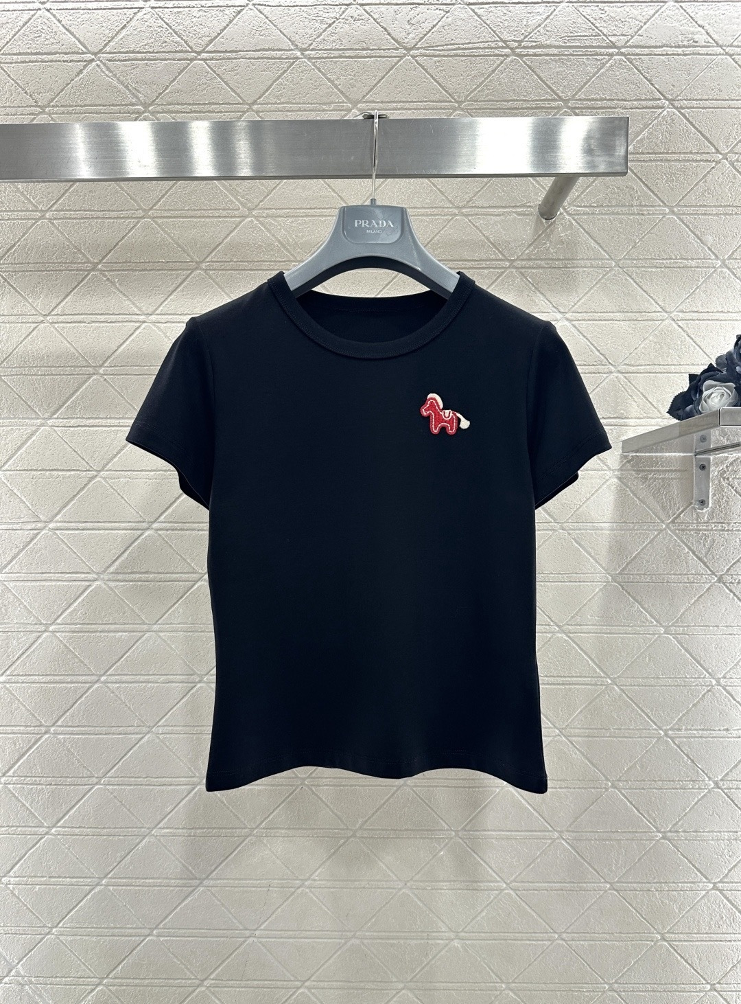 NO:710115,Pony embroidered short-sleeved T-shirt. This pony embroidered short-sleeved T-shirt is available in white, gray and black. The three-dimensional pony embroidery on the chest is super detailed. The red and blue contrasting colors are super eye-catching. It is made of high-elastic combed cotton, soft and skin-friendly, breathable and not stuffy. Spring and summer  It is super comfortable to wear, the round neckline modifies the neck line, the curved hem covers the flesh and makes you look slimmer, and the short style can also raise the waistline. It is very versatile with jeans or skirts. It also comes with a good luck buff when worn in the Year of the Horse, making it easy to wear for daily leisure or festivals!  Size SML,,skirts,jeans,T-shirt,tees,t-shirt,19860909小马刺绣短袖T恤,这款小马刺绣短袖T恤有白、灰、黑三色,胸前立体小马刺绣超有细节感,红蓝撞色超吸睛,高弹精梳棉材质,柔软亲肤,透气不闷,春夏穿超舒服,圆领修饰颈部线条,弧形下摆遮肉显瘦,短款还能拉高腰线,搭牛仔裤或半裙都很百搭,马年穿还自带好运buff,日常休闲或节日都能轻松驾驭！码数SML,,skirts,jeans,T-shirt,tees，t-shirt,,Women's clothing