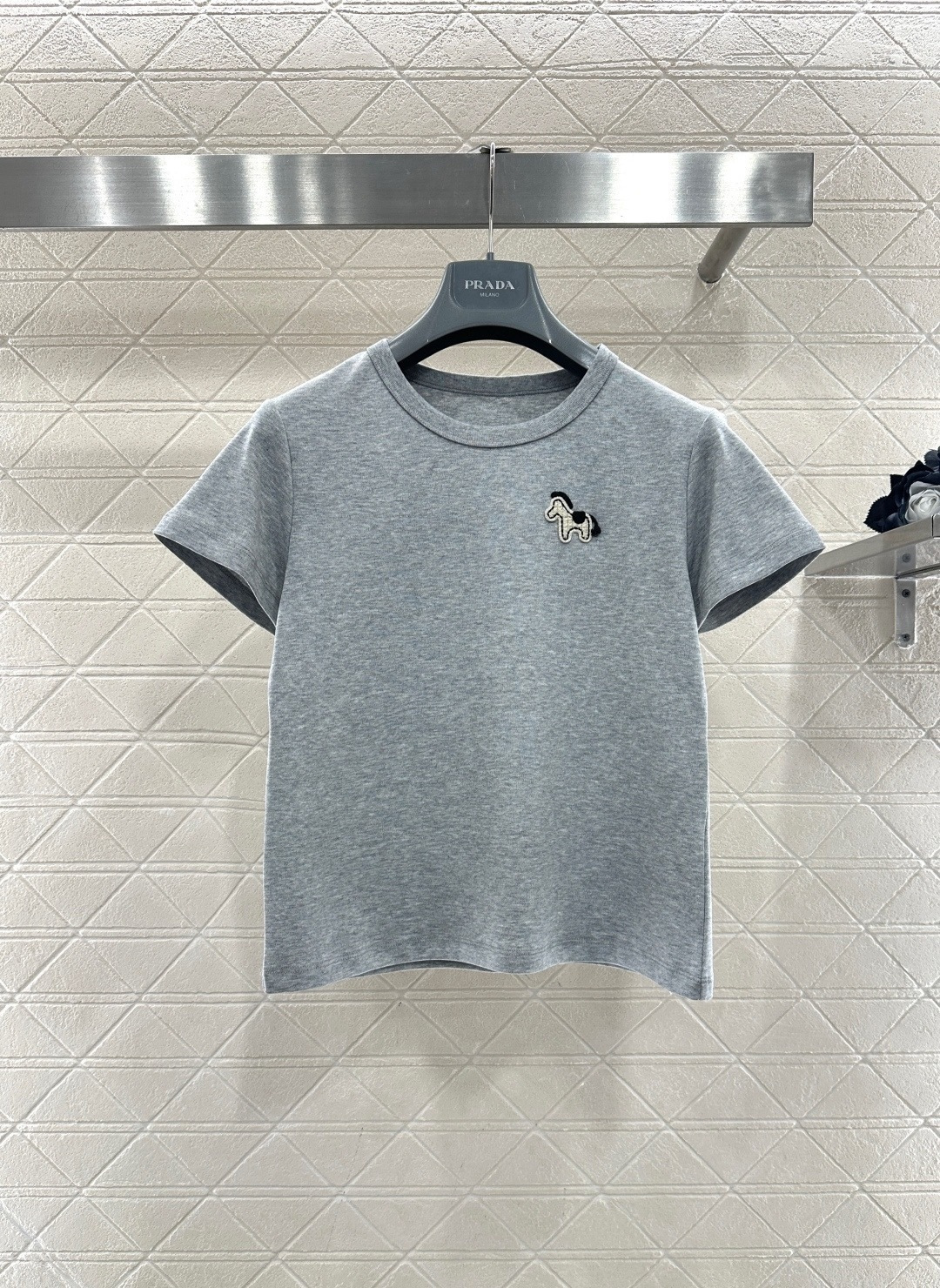 NO:710085,Pony embroidered short-sleeved T-shirt. This pony embroidered short-sleeved T-shirt is available in white, gray and black. The three-dimensional pony embroidery on the chest is super detailed. The red and blue contrasting colors are super eye-catching. It is made of high-elastic combed cotton, soft and skin-friendly, breathable and not stuffy. Spring and summer  It is super comfortable to wear, the round neckline modifies the neck line, the curved hem covers the flesh and makes you look slimmer, and the short style can also raise the waistline. It is very versatile with jeans or skirts. It also comes with a good luck buff when worn in the Year of the Horse, making it easy to wear for daily leisure or festivals!  Size SML,,skirts,jeans,T-shirt,tees,t-shirt,19860909小马刺绣短袖T恤,这款小马刺绣短袖T恤有白、灰、黑三色,胸前立体小马刺绣超有细节感,红蓝撞色超吸睛,高弹精梳棉材质,柔软亲肤,透气不闷,春夏穿超舒服,圆领修饰颈部线条,弧形下摆遮肉显瘦,短款还能拉高腰线,搭牛仔裤或半裙都很百搭,马年穿还自带好运buff,日常休闲或节日都能轻松驾驭！码数SML,,skirts,jeans,T-shirt,tees，t-shirt,,Women's clothing