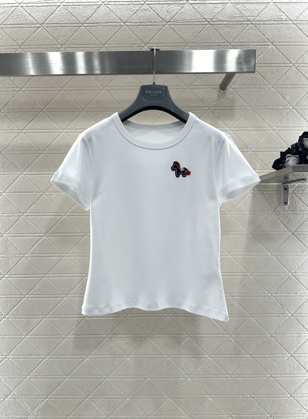 NO:710079,Pony embroidered short-sleeved T-shirt. This pony embroidered short-sleeved T-shirt is available in white, gray and black. The three-dimensional pony embroidery on the chest is super detailed. The red and blue contrasting colors are super eye-catching. It is made of high-elastic combed cotton, soft and skin-friendly, breathable and not stuffy. Spring and summer  It is super comfortable to wear, the round neckline modifies the neck line, the curved hem covers the flesh and makes you look slimmer, and the short style can also raise the waistline. It is very versatile with jeans or skirts. It also comes with a good luck buff when worn in the Year of the Horse, making it easy to wear for daily leisure or festivals!  Size SML,,skirts,jeans,T-shirt,tees,t-shirt,19860909小马刺绣短袖T恤,这款小马刺绣短袖T恤有白、灰、黑三色,胸前立体小马刺绣超有细节感,红蓝撞色超吸睛,高弹精梳棉材质,柔软亲肤,透气不闷,春夏穿超舒服,圆领修饰颈部线条,弧形下摆遮肉显瘦,短款还能拉高腰线,搭牛仔裤或半裙都很百搭,马年穿还自带好运buff,日常休闲或节日都能轻松驾驭！码数SML,,skirts,jeans,T-shirt,tees，t-shirt,,Women's clothing