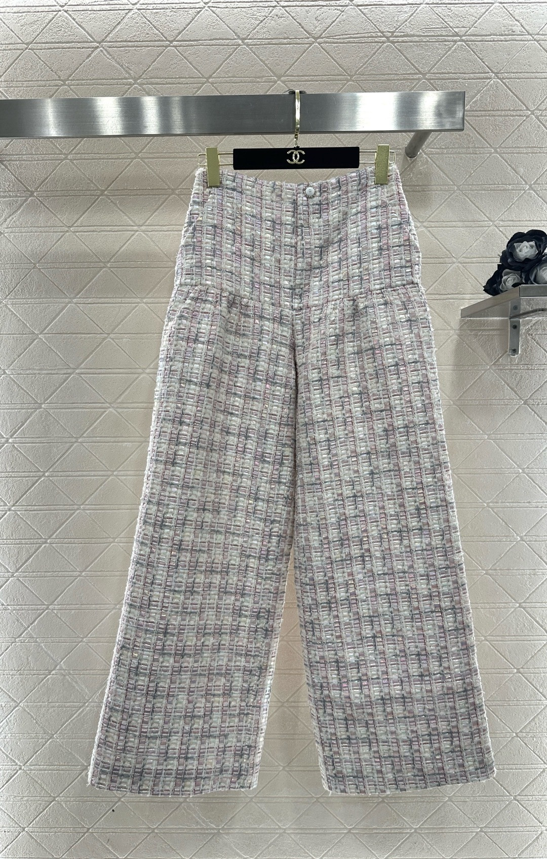 NO:710086,Chanel's classic tweed suit includes a short jacket + high-waisted wide-leg pants. It is made of light-colored blended material and has a fine texture and texture. The jacket has a double-breasted button + lapel design, which is elegant and capable. The wide-leg pants are neatly cut and modify the shape of the legs. They are comfortable and fashionable. They can be easily used in daily commuting and formal occasions. Pair them with high heels or a clutch bag for a perfect sense of sophistication!  Size SML,,chanel,chanel,high heels,handbag,jackets & coats,19860909Chanel香奈儿经典斜纹软呢套装,包含短款外套+高腰阔腿裤,浅色系混纺材质,细腻纹理超有质感,外套双排扣+翻领设计,优雅又干练,阔腿裤剪裁利落,修饰腿型,舒适又时髦,日常通勤、正式场合都能轻松驾驭,搭配高跟鞋或手拿包,精致感满分！码数SML,,chanel,chanel,high heels,handbag,jackets & coats,,Women's clothing