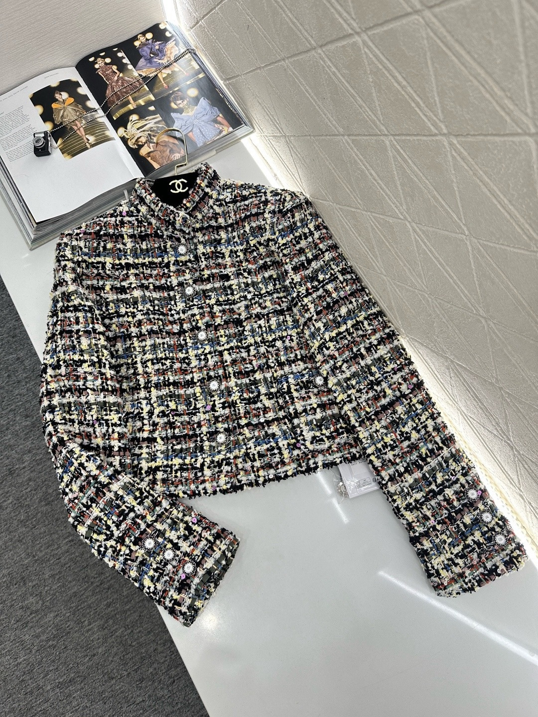 NO:710093,Chanel Chanel 26K early spring vacation series colorful tweed jacket, classic short stand-up collar design, mixed color tweed fabric, rich colors and full layering, with black belt and double C metal buckle, modified waistline and super elegant lining with silk, comfortable and high-end to wear, can be easily managed for commuting or formal occasions, elegant and fashionable, it is a must-have classic for small fragrances!  Size SML,,chanel,chanel,jackets & coats,real silk,19860909Chanel香奈儿26K早春度假系列彩色粗花呢外套,经典短款立领设计,混色粗花呢面料,色彩丰富层次感满满,搭配黑色腰带和双C金属扣,修饰腰线超显气质内衬真丝,穿着舒适又高级,通勤或正式场合都能轻松驾驭,优雅又时髦,是小香风必入经典款！码数SML 外,,chanel,chanel,jackets & coats,real silk,,Women's clothing