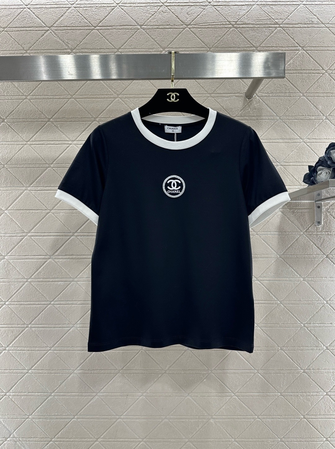 NO:710087,Chanel classic short-sleeved T-shirt, black and white color + double C Logo embroidery, simple and recognizable, pure cotton material, soft and breathable, super comfortable to wear in summer, round neck + contrasting cuffs, full of details, slim fit, versatile to wear alone or inside, easy to match with jeans and skirts, suitable for daily casual wear!  Size SML,,chanel,skirts,jeans,T-shirt,tees,t-shirt,19860909Chanel经典短袖T恤,黑白配色+双C Logo刺绣,简约又有辨识度,纯棉材质,柔软透气,夏天穿超舒服,圆领+撞色袖口,细节满分,修身剪裁,单穿或内搭都很百搭,轻松搭配牛仔裤、半裙,日常休闲都能hold住！码数SML,,chanel,skirts,jeans,T-shirt,tees，t-shirt,,Women's clothing