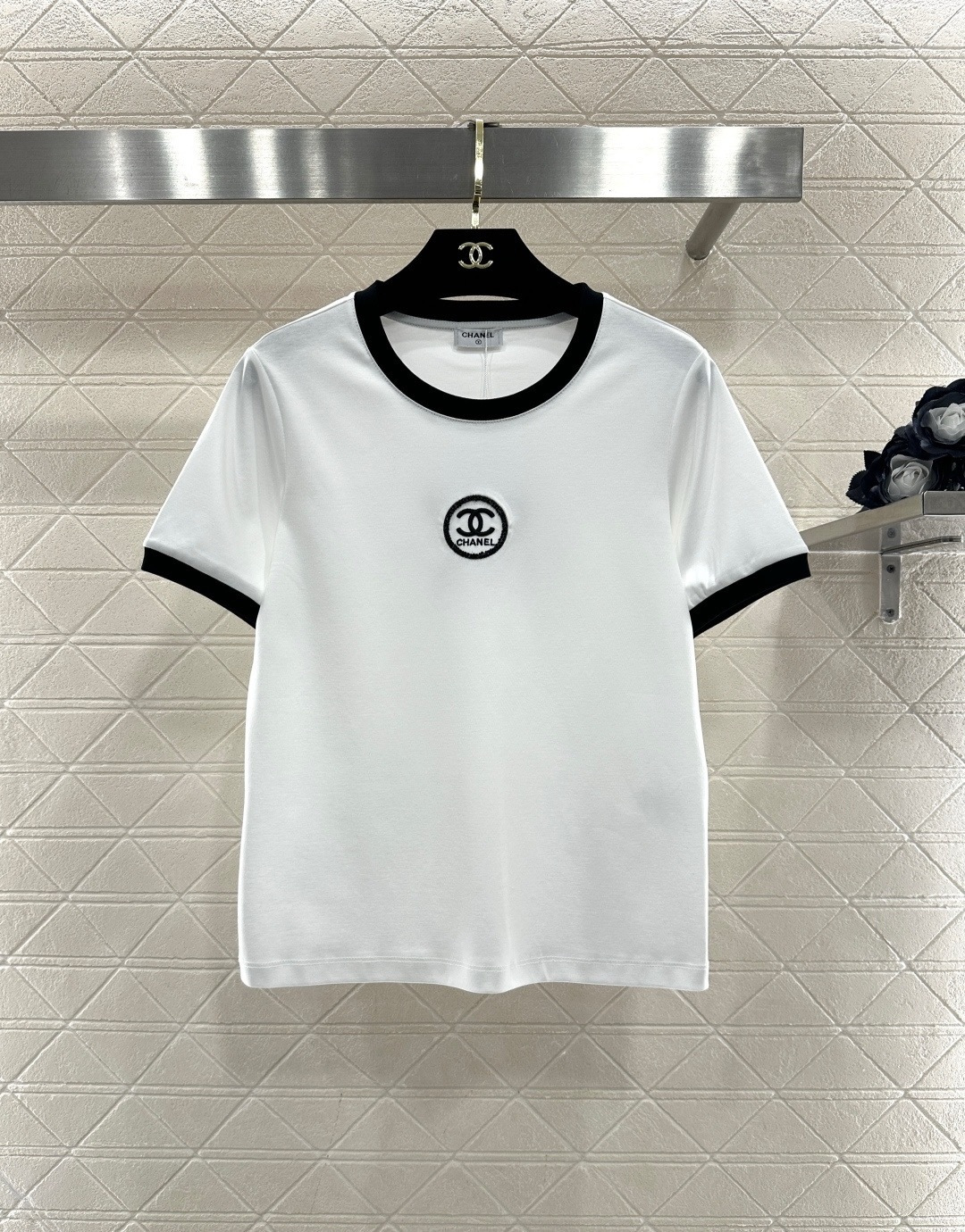 NO:710081,Chanel classic short-sleeved T-shirt, black and white color + double C Logo embroidery, simple and recognizable, pure cotton material, soft and breathable, super comfortable to wear in summer, round neck + contrasting cuffs, full of details, slim fit, versatile to wear alone or inside, easy to match with jeans and skirts, suitable for daily casual wear!  Size SML,,chanel,skirts,jeans,T-shirt,tees,t-shirt,19860909Chanel经典短袖T恤,黑白配色+双C Logo刺绣,简约又有辨识度,纯棉材质,柔软透气,夏天穿超舒服,圆领+撞色袖口,细节满分,修身剪裁,单穿或内搭都很百搭,轻松搭配牛仔裤、半裙,日常休闲都能hold住！码数SML,,chanel,skirts,jeans,T-shirt,tees，t-shirt,,Women's clothing