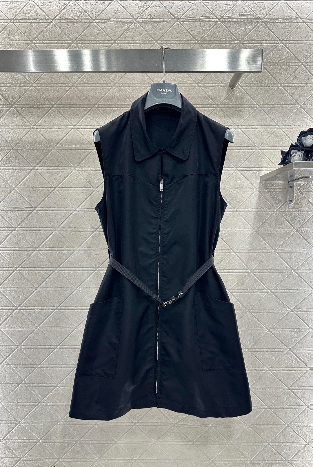NO:710110,PRADA 2026 spring and summer Re-Nylon work dress is made of environmentally friendly nylon material, light and durable, black sleeveless + lapel + zipper design, detachable belt, match with T-shirt or shirt, easy to switch styles, pleated skirt, three-dimensional micro-puff, high waistline to optimize body proportions, both functional and fashionable, suitable for daily commuting!  Size SML,,prada,skirts,shirts,tees,t-shirt,19860909PRADA 2026春夏Re-Nylon工装连衣裙,采用环保尼龙材质,轻盈耐用,黑色无袖+翻领+拉链设计,腰带可拆卸,随心搭配T恤或衬衫,轻松切换风格,裙摆压褶工艺,立体微蓬,高腰线优化身材比例,兼具机能与时尚感,通勤日常都很适合！码数SML,,prada,skirts,shirts,tees，t-shirt,,Women's clothing