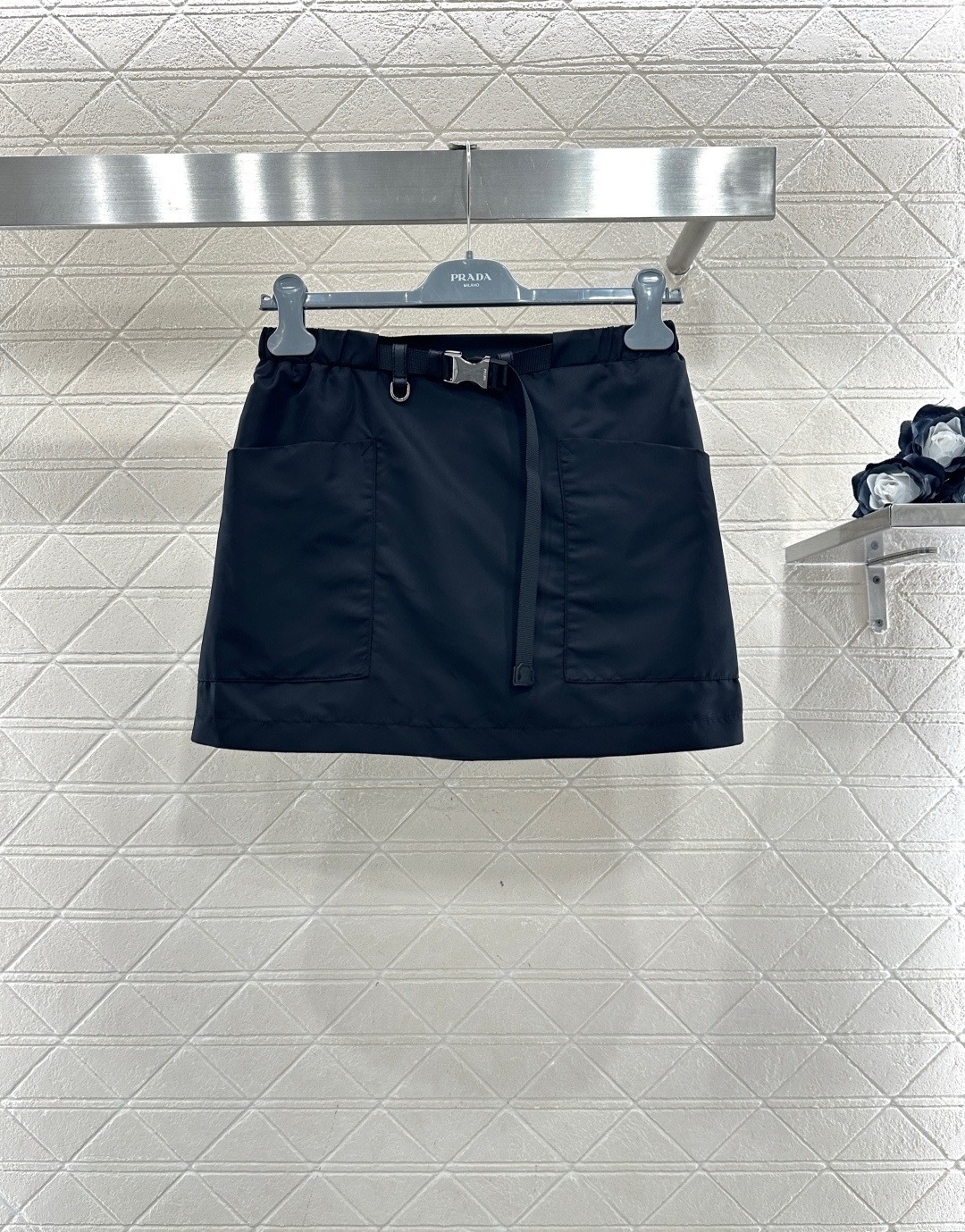 NO:710126,Prada 2025 early spring series regenerated nylon mini skirt, made of environmentally friendly Re-Nylon material, lightweight and durable, with a super stylish workwear style design!  Elastic waist + detachable belt, comfortable and versatile to wear, large pockets on both sides are practical and stylish, black classic and versatile, can be easily used for commuting and leisure, the skirt is moderate in length, looks great with short boots or sneakers, easily create a relaxed feeling on the street or a smart look in the workplace, to meet the needs of different body types!  Code number SML,,prada,boots,sneakers,skirts,19860909Prada 2025早春系列再生尼龙迷你半身裙,采用环保Re-Nylon材质,轻盈耐用,工装风设计超有型！松紧腰+可拆卸腰带,穿着舒适又百搭,两侧大口袋实用又有设计感,黑色经典百搭,通勤、休闲都能轻松驾驭,裙长适中,搭配短靴或运动鞋都很出彩,轻松打造街头松弛感或职场干练风,满足不同身材需求！码数SML,,prada,boots,sneakers,skirts,,Women's clothing