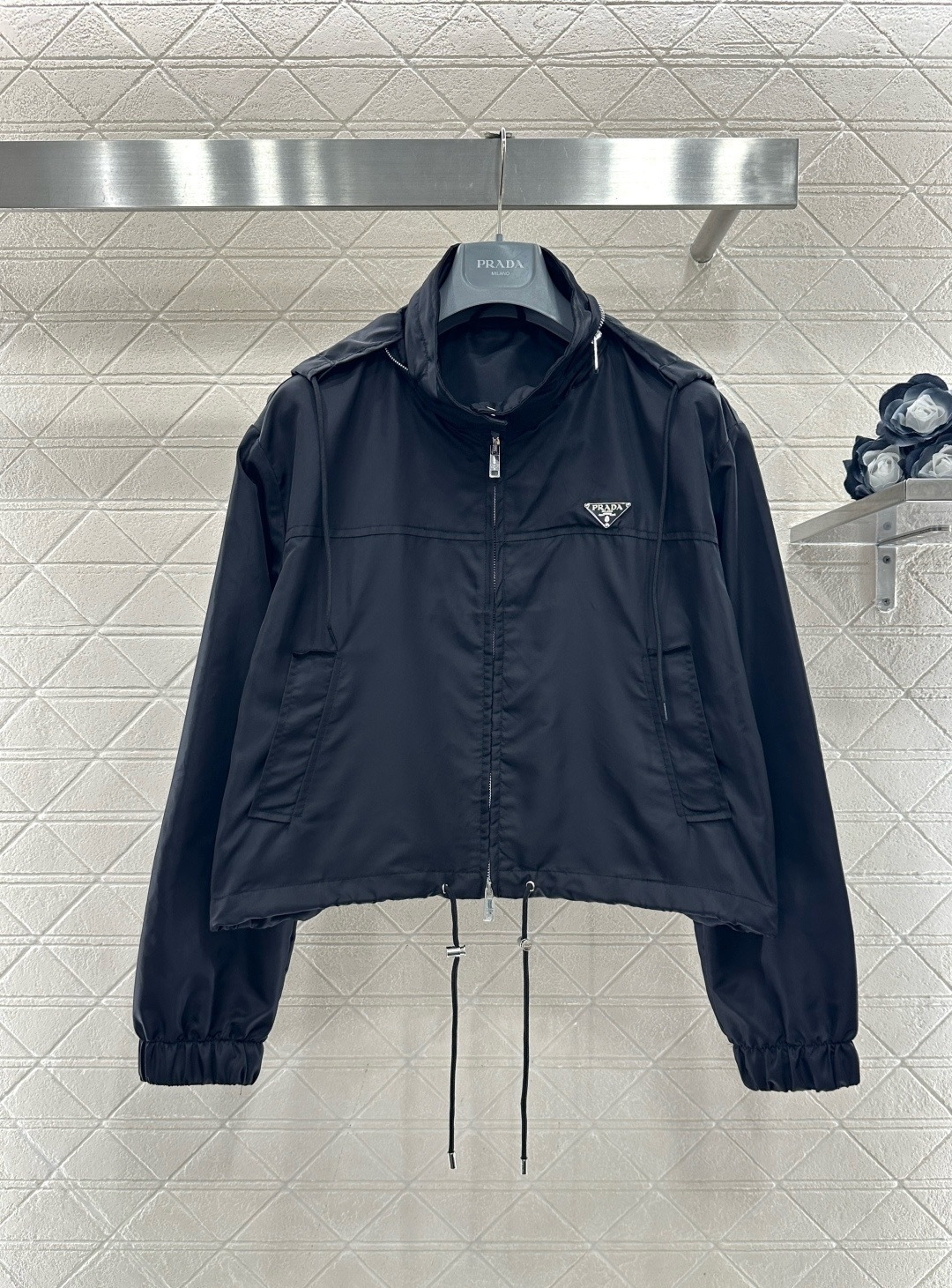 NO:710095,Prada nylon short jacket, classic nylon material, lightweight and windproof, suitable for daily or outdoor use, short cut + drawstring design, adjustable fit, stand-up collar and hood, super practical, triangular logo on the chest is very recognizable, black and versatile, various sizes, easy to match various styles, fashionable and practical, easy to concave shape!  Size SML,,prada,jackets & coats,hats,19860909Prada尼龙短款夹克,经典尼龙材质,轻便防风,日常或户外都很适合,短款剪裁+抽绳设计,随心调节版型,立领连帽超实用,胸前三角标超有辨识度,黑色百搭,尺码多样,轻松搭配各种风格,时尚又实用,轻松凹造型！码数SML,,prada,jackets & coats,hats,,Women's clothing