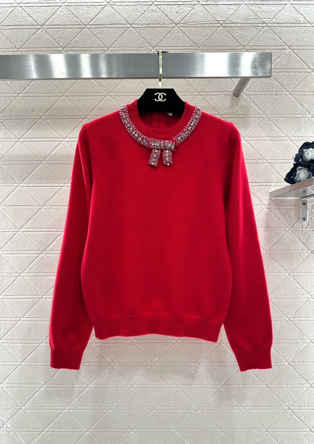 NO:712681,Valentino red beaded sweater, this red sweater is made of high-quality wool, soft and skin-friendly, super comfortable to wear in autumn and winter, heavy beading + bow design on the neckline, exquisite and elegant, the red color is super white, full of festive atmosphere, easy to wear during the New Year and parties, the loose version is very versatile to wear alone or inside, it goes well with coats and skirts, it is easy to create a high-end look!  Code numberSML,,valentino,skirts,19860909Valentino红色钉珠针织衫,这款红色针织衫,采用高品质羊毛,柔软亲肤,秋冬穿超舒服,领口重工钉珠+蝴蝶结设计,精致又优雅,正红色超显白,节日氛围感拉满,新年、聚会都能轻松驾驭,版型宽松,单穿或内搭都很百搭,搭配大衣、半裙都很出彩,轻松打造高级感穿搭！码数SML,,valentino,skirts,,Women's clothing