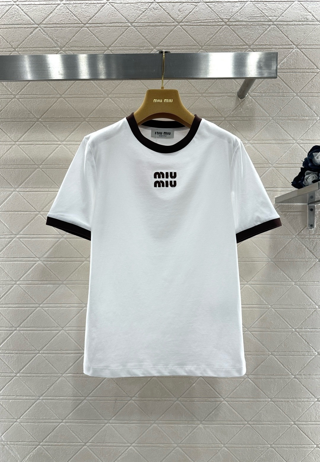 NO:710109,MiuMiu 2026 spring and summer series embroidered logo short-sleeved T-shirt, made of pure cotton, skin-friendly and breathable, super comfortable to wear in summer, round neck + contrasting strokes, simple and detailed, the brand embroidered logo on the chest is super recognizable, slim fit, slim and versatile, available in white, burgundy and khaki, it can be easily used for daily commuting or leisure, and it is OK to wear alone or as an inner layer!  Code number SML,,miumiu,T-shirt,tees,t-shirt,19860909MiuMiu2026春夏系列刺绣徽标短袖T恤,纯棉材质,亲肤透气,夏天穿超舒服,圆领+撞色描边,简约又有细节感,胸口品牌刺绣徽标超有辨识度,修身版型,显瘦又百搭,白色、酒红、卡其三色可选,日常通勤或休闲都能轻松驾驭,单穿or内搭都很OK！码数SML,,miumiu,T-shirt,tees，t-shirt,,Women's clothing