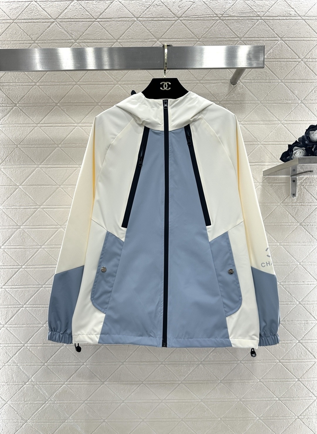 NO:710120,Chanel color-blocked hooded jacket, this color-blocked hooded jacket is designed with light blue + white splicing, simple and layered, windproof and waterproof fabrics, suitable for spring and autumn outdoor or daily wear, hood + zipper design, easy to put on and take off, elastic cuffs and hem, warm and fit, pockets on both sides are super practical, workwear style, trendy and versatile, suitable for outdoor activities or leisure!  Size SML,,chanel,jackets & coats,hats,19860909Chanel拼色连帽冲锋衣夹克,这款拼色连帽冲锋衣夹克,采用浅蓝+白色拼接设计,简约又有层次感,防风防水面料,适合春秋户外或日常穿搭,连帽+拉链设计,穿脱方便,袖口和下摆松紧,保暖又贴合,两侧口袋超实用,工装风格,潮流百搭,户外活动或休闲都很合适！码数SML,,chanel,jackets & coats,hats,,Women's clothing