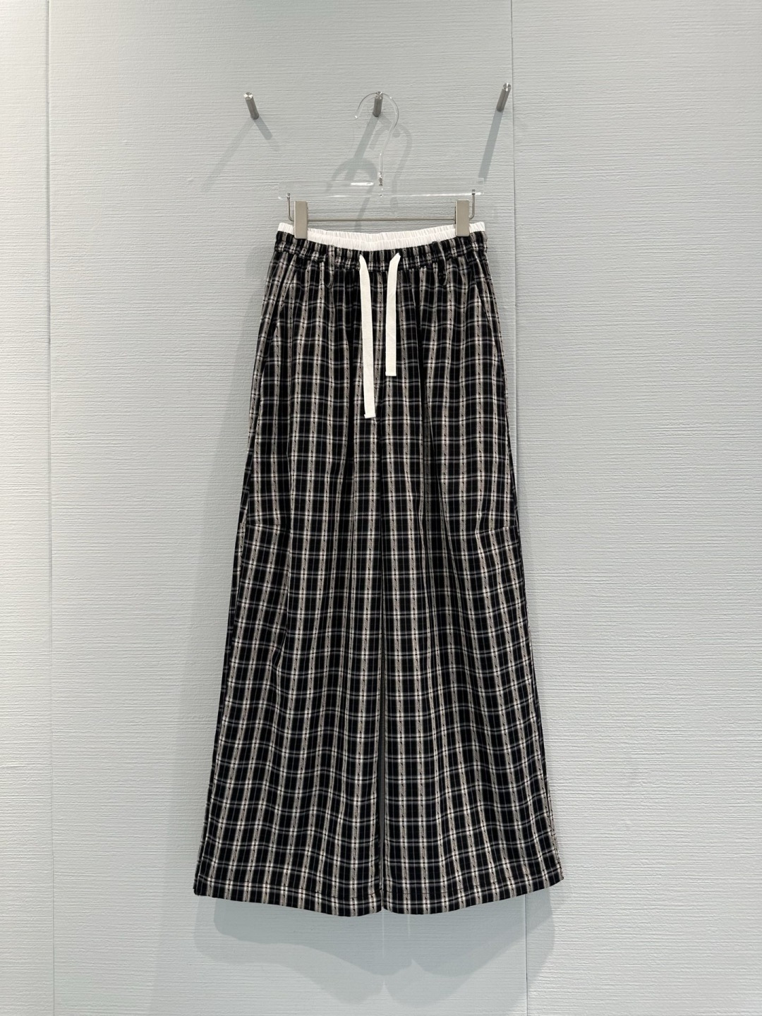 NO:713073,IIIVIVINIKO26SS early spring series drawstring plaid wide-leg pants, made of polyester-cotton blend, soft, skin-friendly and breathable, super comfortable for daily wear, loose straight + drawstring design, adjustable waist, suitable for various body types, easy to create a lazy and casual style, brown and black and white plaid, full of retro literature and art, can be easily managed for commuting, home, and travel. Pair it with a simple top or sweater, and you can easily get the relaxed Korean style!  Code number SML,,19860909IIIVIVINIKO26SS早春系列抽绳格纹阔腿裤,采用涤棉混纺,柔软亲肤又透气,日常穿着超舒适,宽松直筒+抽绳设计,腰围可调节,适合各种身材,轻松打造慵懒随性风,棕色和黑白格纹,复古文艺感满满,通勤、居家、出游都能轻松驾驭,搭配简约上衣或针织衫,轻松get韩系松弛感穿搭风格！ 码数SML,,,Women's clothing