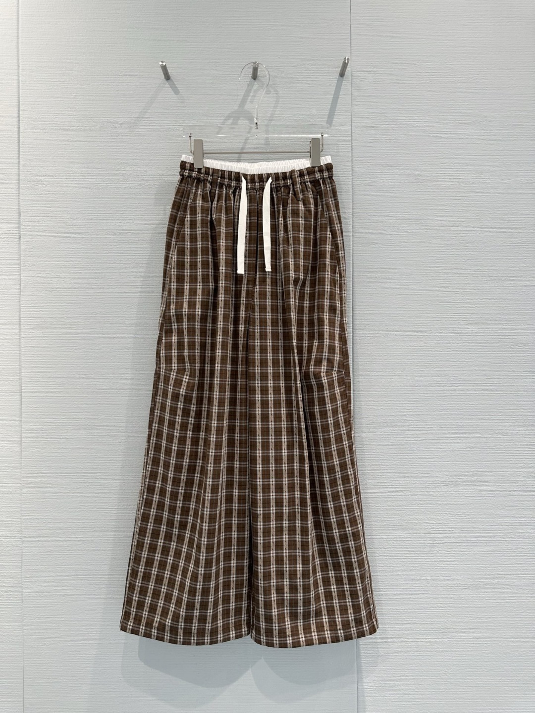 NO:713069,IIIVIVINIKO26SS early spring series drawstring plaid wide-leg pants, made of polyester-cotton blend, soft, skin-friendly and breathable, super comfortable for daily wear, loose straight + drawstring design, adjustable waist, suitable for various body types, easy to create a lazy and casual style, brown and black and white plaid, full of retro literature and art, can be easily managed for commuting, home, and travel. Pair it with a simple top or sweater, and you can easily get the relaxed Korean style!  Code number SML,,19860909IIIVIVINIKO26SS早春系列抽绳格纹阔腿裤,采用涤棉混纺,柔软亲肤又透气,日常穿着超舒适,宽松直筒+抽绳设计,腰围可调节,适合各种身材,轻松打造慵懒随性风,棕色和黑白格纹,复古文艺感满满,通勤、居家、出游都能轻松驾驭,搭配简约上衣或针织衫,轻松get韩系松弛感穿搭风格！ 码数SML,,,Women's clothing
