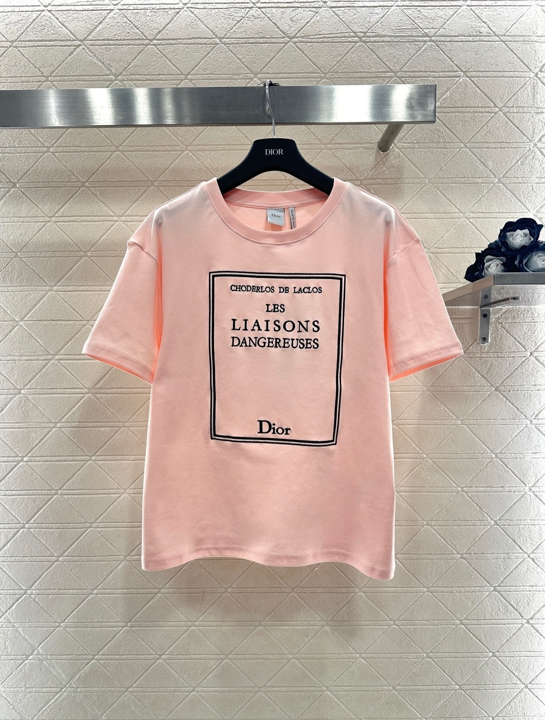 NO:713077,Dior pink letter short-sleeved T-shirt, this pink letter short-sleeved T-shirt is made of soft cotton fabric, comfortable and breathable to wear, with the words 'LES LIAISONS DANGEREUSES' + brand logo on the front, simple and cultural, round neck design, easy to control for daily leisure, pink is fresh and versatile, perfect for spring and summer!  It looks great with jeans or skirts, and you can easily create a fashionable look!  Size SML,,dior,skirts,jeans,T-shirt,tees,t-shirt,19860909Dior粉色字母短袖T恤,这款粉色字母短袖T恤,采用柔软棉质面料,穿着舒适透气,正面“LES LIAISONS DANGEREUSES”字样+品牌标志,简约又有文化感,圆领设计,日常休闲都能轻松驾驭,粉色清新百搭,春夏季节超适合！搭配牛仔裤或半裙都很出彩,轻松打造时尚造型！ 码数SML,,dior,skirts,jeans,T-shirt,tees，t-shirt,,Women's clothing