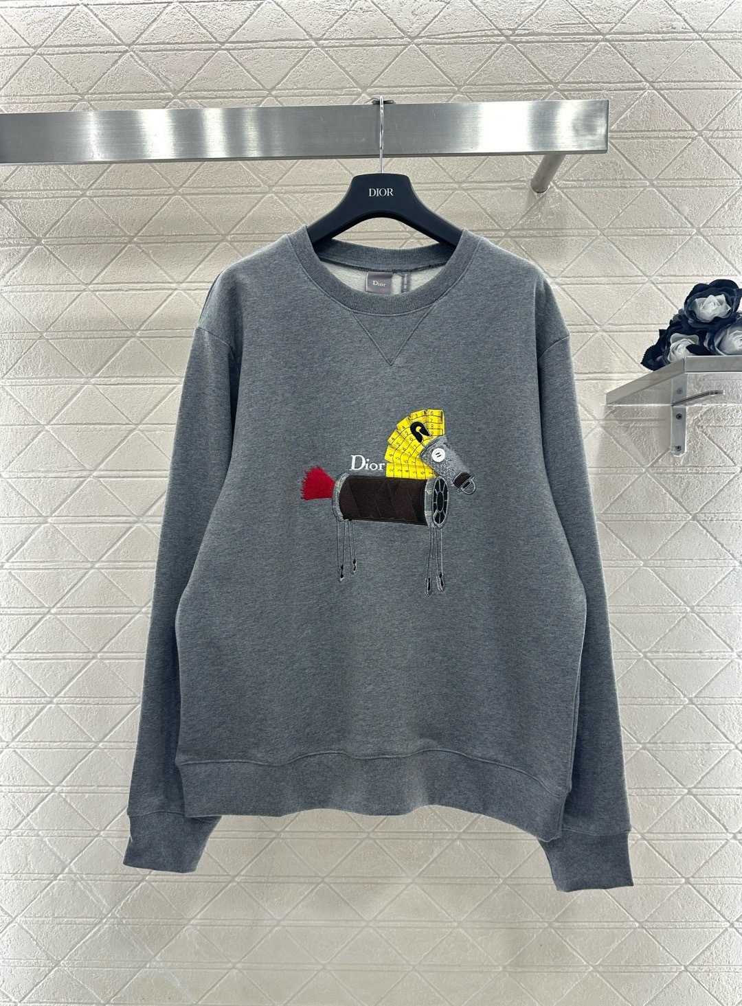 NO:713064,Dior 2026 spring and summer pony embroidered sweatshirt, gray high-weight pure cotton, soft and crisp, super comfortable to wear, loose shoulder design, tolerant, good for daily casual or couple wear, three-dimensional pony embroidery on the chest, yellow, brown and red contrast + metal pendant, playful and equestrian, full of details, a must-have for early spring, comfortable and fashionable, easy to handle various occasions!  Size SML,,dior,hoodie,sweatshirts,19860909Dior 2026春夏小马刺绣卫衣,灰色高克重纯棉,柔软又挺括,穿着超舒适,宽松落肩版型,包容性强,日常休闲或情侣穿搭都很OK,胸前立体小马刺绣,黄棕红撞色+金属挂坠,俏皮又有马术感,细节满分,早春必备,舒适时尚,轻松驾驭各种场合！码数SML,,dior,hoodie,sweatshirts,,Women's clothing