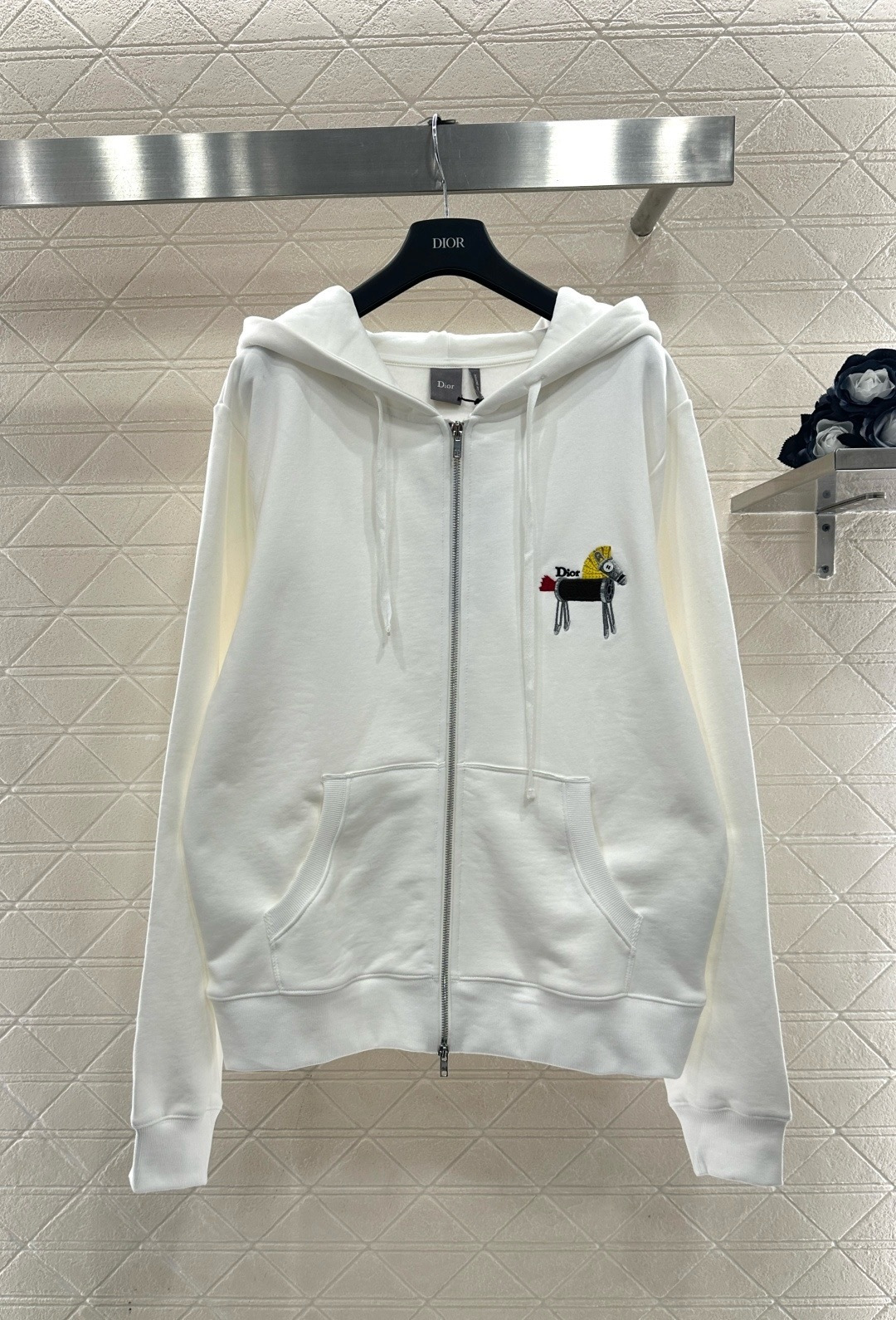 NO:713081,Dior 2026 Spring and Summer Year of the Horse limited zipper sweatshirt, pure white design, soft cotton fabric, comfortable and warm, the Year of the Horse theme embroidery on the chest is super festive, full of details, hooded + zipper cardigan, it is OK for daily casual or couple wear, the loose fit can be easily controlled by men and women, the genderless style is super popular, whether commuting or holiday gatherings, it is easy to create a fashionable look, comfortable and stylish!  Size SML,,dior,hoodie,sweatshirts,hats,19860909Dior 2026春夏马年限定拉链卫衣,纯白色设计,柔软棉质面料,舒适又保暖,胸前马年主题刺绣超有节日氛围,细节满分,连帽+拉链开衫,日常休闲或情侣穿搭都很OK,宽松版型男女都能轻松驾驭,无性别风格超流行,无论通勤还是节日聚会,轻松打造时尚造型,舒适又有型！ 码数SML,,dior,hoodie,sweatshirts,hats,,Women's clothing