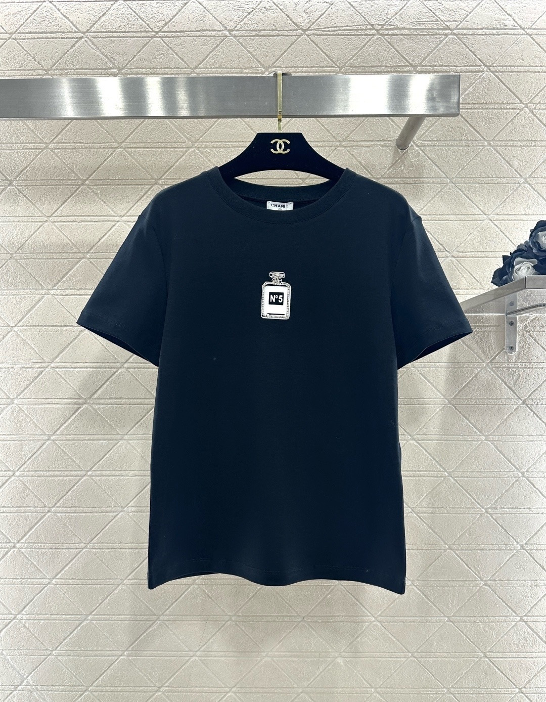 NO:713110,Chanel N°5 printed short-sleeved T-shirt, classic round neck design, pure cotton material is soft and comfortable, super refreshing to wear in summer, N°5 perfume bottle pattern on the front, full of brand sense, white, red, dark blue three colors available, versatile and fashionable, can be easily managed in daily casual or light luxury style, simple cut, can be worn alone or layered, easy to create a high-end look!  Size SML,,chanel,chanel,T-shirt,tees,t-shirt,19860909Chanel香奈儿N°5印花短袖T恤,经典圆领设计,纯棉材质柔软舒适,夏天穿超清爽,正面N°5香水瓶图案,品牌感满满,白色、红色、深蓝色三色可选,百搭又时髦,日常休闲或轻奢风都能轻松驾驭,剪裁简约,单穿或内搭都很OK,轻松打造高级感穿搭！码数SML,,chanel,chanel,T-shirt,tees，t-shirt,,Women's clothing