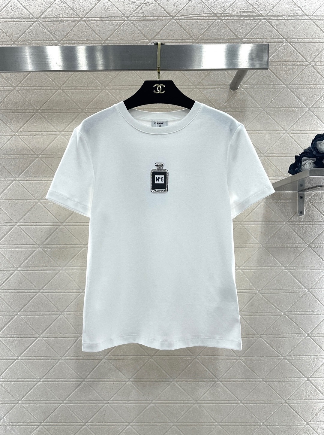 NO:713101,Chanel N°5 printed short-sleeved T-shirt, classic round neck design, pure cotton material is soft and comfortable, super refreshing to wear in summer, N°5 perfume bottle pattern on the front, full of brand sense, white, red, dark blue three colors available, versatile and fashionable, can be easily managed in daily casual or light luxury style, simple cut, can be worn alone or layered, easy to create a high-end look!  Size SML,,chanel,chanel,T-shirt,tees,t-shirt,19860909Chanel香奈儿N°5印花短袖T恤,经典圆领设计,纯棉材质柔软舒适,夏天穿超清爽,正面N°5香水瓶图案,品牌感满满,白色、红色、深蓝色三色可选,百搭又时髦,日常休闲或轻奢风都能轻松驾驭,剪裁简约,单穿或内搭都很OK,轻松打造高级感穿搭！码数SML,,chanel,chanel,T-shirt,tees，t-shirt,,Women's clothing