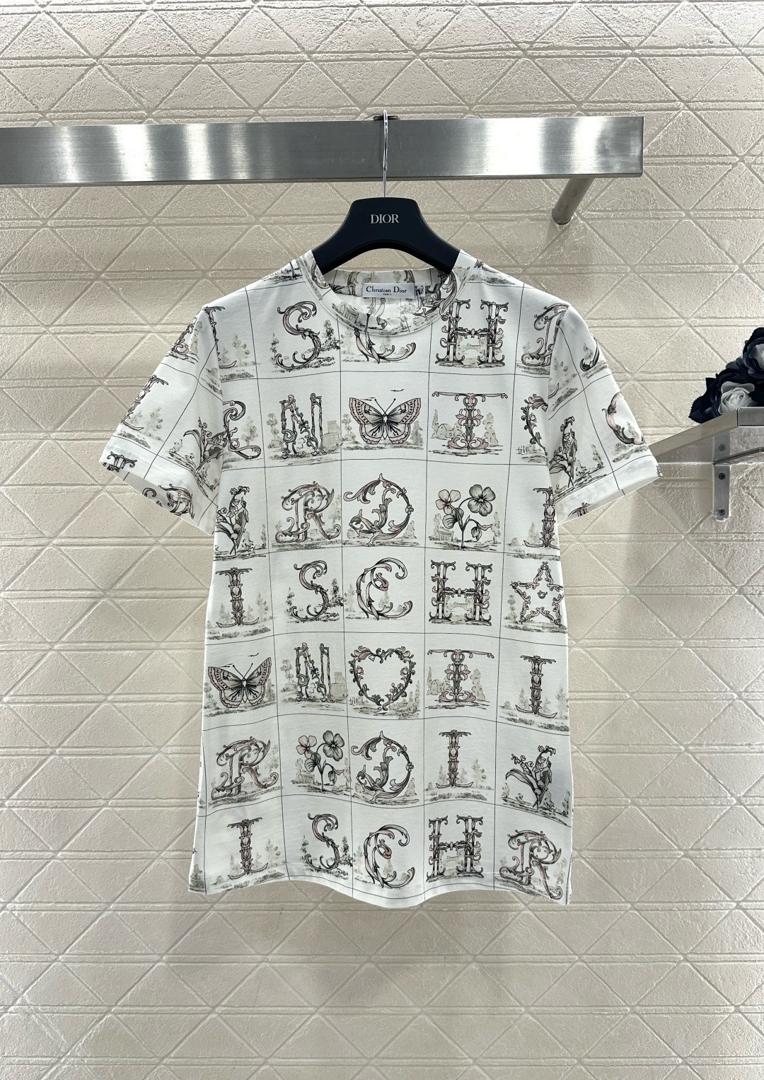 NO:713070,Dior letter printed T-shirt, this letter printed T-shirt is made of white cotton fabric, with retro letters + butterfly flower pattern on the front. It is full of artistic sense, loose fit, and tolerant. It can be easily managed in daily casual or light luxury styles. The printing details are exquisite and the brand is highly recognizable. It looks great with jeans or skirts, and you can easily get a fashionable look!  Size SML,,dior,skirts,jeans,tees,t-shirt,19860909Dior字母印花T恤,这款字母印花T恤,白色棉质面料,正面复古字母+蝴蝶花卉图案,艺术感满满,宽松版型,包容性强,日常休闲或轻奢风都能轻松驾驭,印花细节精致,品牌辨识度高,搭配牛仔裤或半裙都很出彩,轻松get时尚造型！码数SML,,dior,skirts,jeans,tees，t-shirt,,Women's clothing