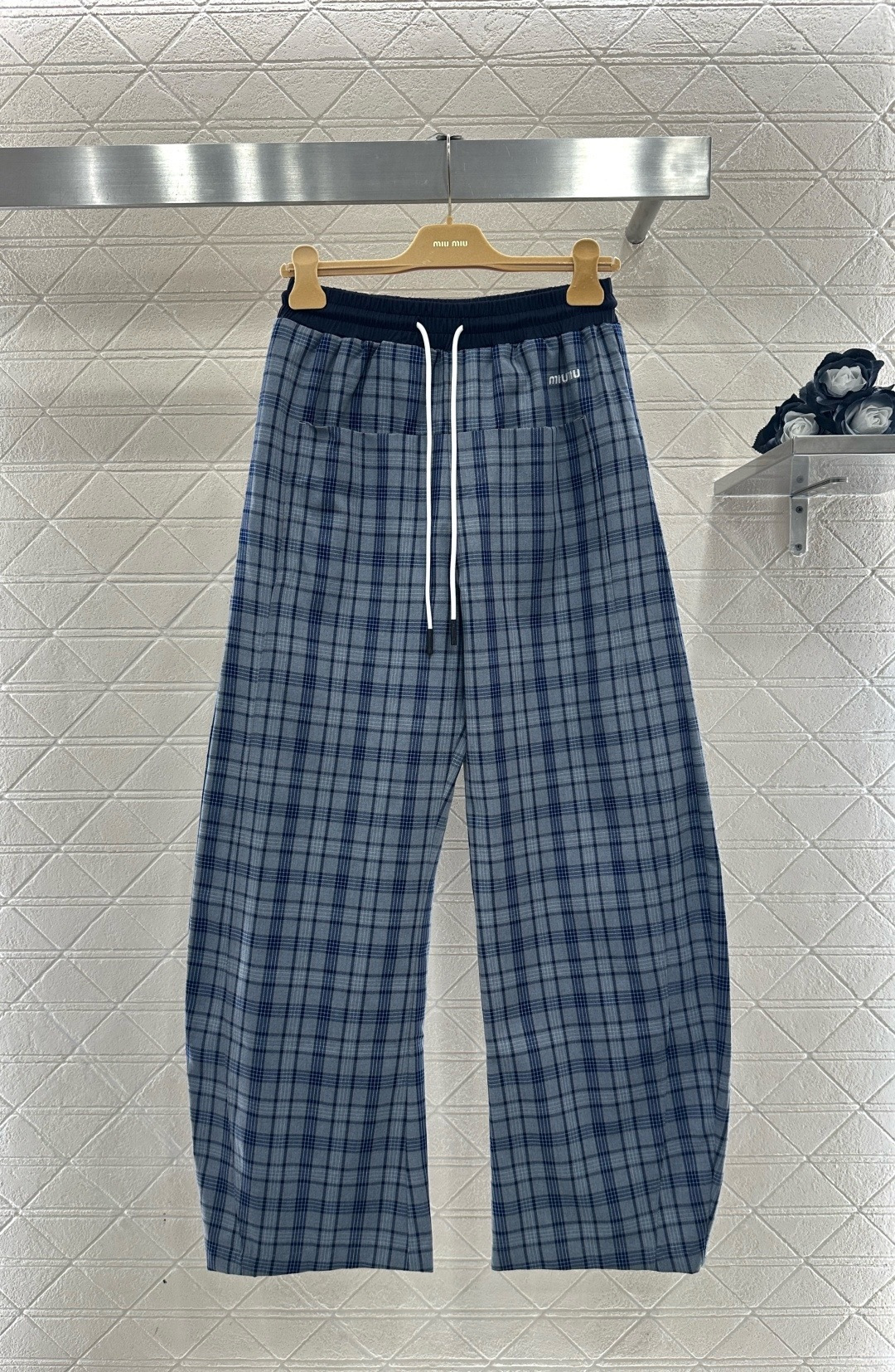 NO:713074,Miu Miu blue plaid scimitar pants,  26Ss early spring blue plaid scimitar pants, full of retro college style, intertwined dark and light blue plaids, full of layering, navy ribbed contrast waistband + white drawstring, super smart details, scimitar trousers three-dimensional tailoring, curved trouser legs fit the legs, loose silhouette makes you taller and slimmer, pear-shaped body friendly, fabric drape is good, easy to control for daily commuting and leisure, match with white shirt or knitted cardigan, fresh college style get!  Size SML,,miumiu,shirts,19860909Miu Miu蓝调格纹弯刀裤, 26Ss早春蓝调格纹弯刀裤,复古学院风满满,深浅蓝格纹交织,层次感十足,藏青罗纹撞色腰头+白色抽绳,细节超灵动,弯刀裤型立体剪裁,弧形裤腿贴合腿部,宽松廓形显高显瘦,梨形身材友好,面料垂坠感好,日常通勤、休闲都能轻松驾驭,搭配白衬衫或针织开衫,清新学院风get！ 码数SML,,miumiu,shirts,,Women's clothing
