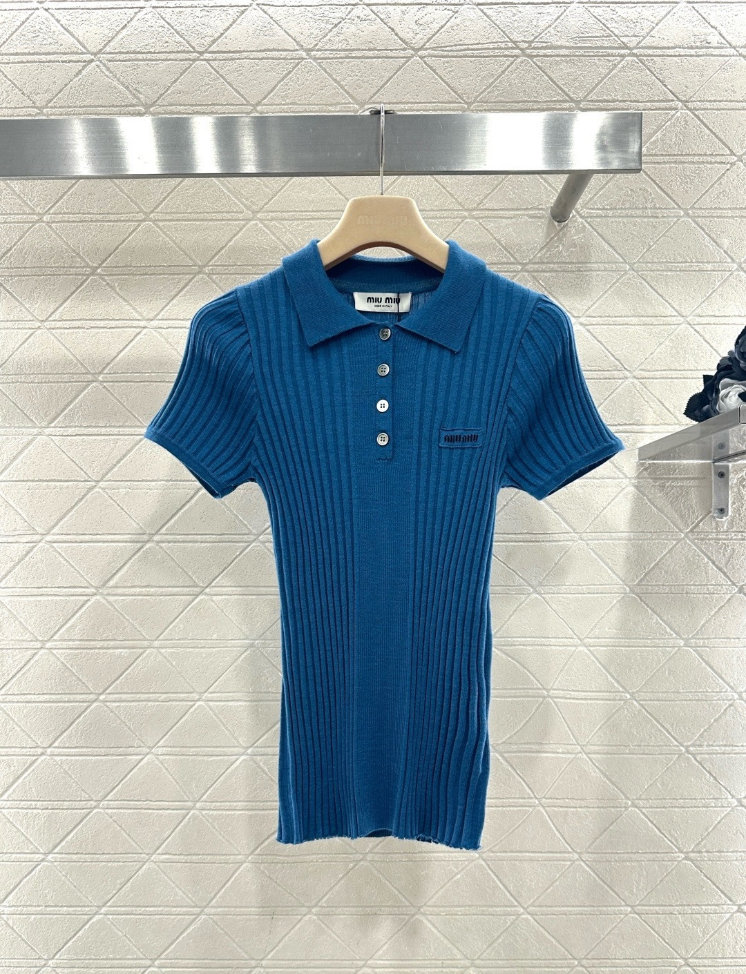 NO:713082,MiuMiu Klein blue knitted Polo shirt, this holiday series Klein blue knitted Polo shirt, with vertical pit stripe texture design, slim short cut, outlines the body line, classic Polo lapel + three buttons, the small logo on the chest is very recognizable, the low saturated Klein blue tone is white and eye-catching, whether worn alone or layered, you can easily create a sweet and cool college style or pure street style, it is a must-have and versatile item in the wardrobe!  ,,miumiu,19860909MiuMiu克莱因蓝针织Polo衫,这款假日系列的克莱因蓝针织Polo衫,竖坑条纹理设计,修身短款剪裁,勾勒身形线条,经典Polo翻领+三颗纽扣,胸前小徽标超有辨识度,低饱和克莱因蓝色调显白又吸睛,无论单穿还是叠搭,都能轻松打造甜酷学院风或纯欲街头感,是衣橱必备百搭单品！,,miumiu,,Women's clothing