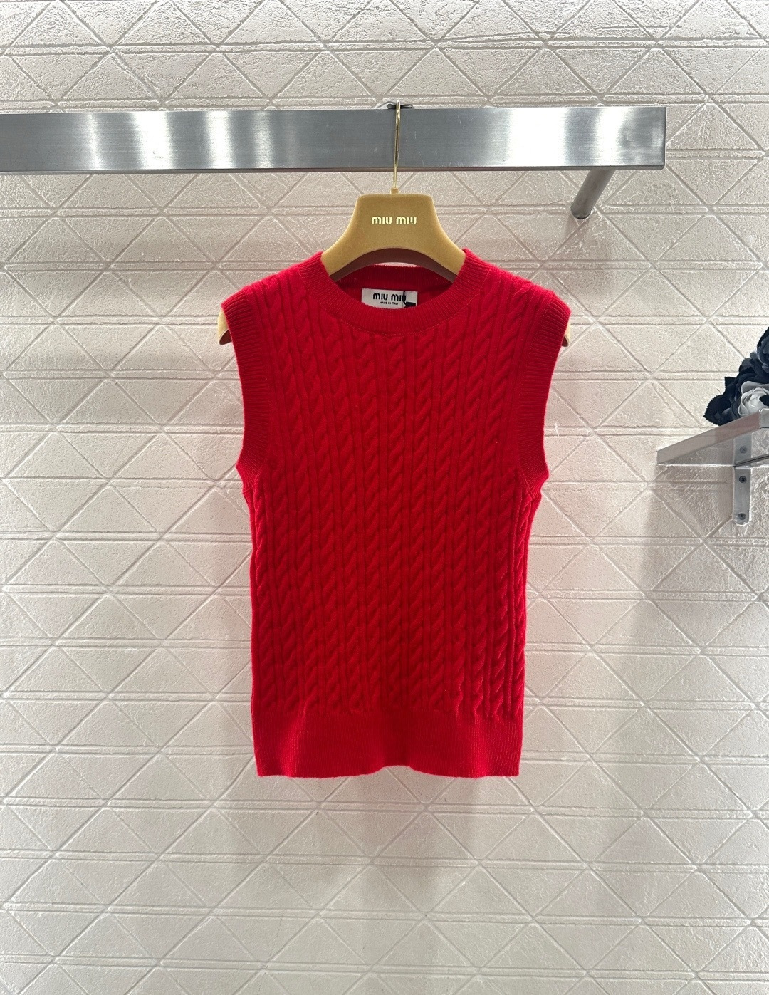 NO:713090,Miu Miu red knitted vest, this red knitted vest is made of high-quality cashmere, soft, delicate and warm. It has a classic round neck and sleeveless design. The three-dimensional cable texture is super layered. The bright red color is super eye-catching. It can be easily worn on holidays or in daily life. It is great to wear alone and layered. It has a college style + retro style. It is elegant and fashionable when paired with a shirt, dress or high-waisted pants. It can easily create a variety of styles!  Size SML,,miumiu,skirts,shirts,19860909Miu Miu红色针织背心,这款红色针织背心,采用高品质羊绒,柔软细腻又保暖,经典圆领无袖设计,立体绞花纹理超有层次感,鲜艳红色超吸睛,节日或日常都能轻松驾驭,单穿叠搭都很出彩,学院风+复古风,搭配衬衫、连衣裙或高腰裤,优雅又时髦,轻松打造多种造型风！码数SML,,miumiu,skirts,shirts,,Women's clothing