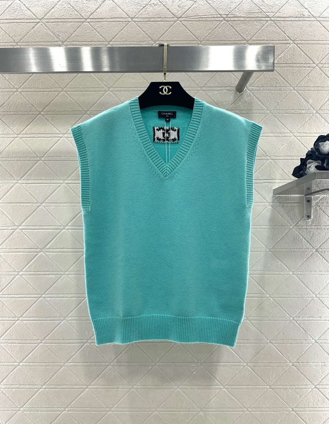 NO:713107,Chanel V-neck knitted vest, classic sleeveless design, available in three colors: gray, mint green and red, simple and versatile, high-quality knitted fabric, soft and skin-friendly, super comfortable to wear in spring and autumn, V-neck design modifies the neck line, layered with shirts or worn alone, very layered, easy to manage for commuting and leisure, Chanel logo tag, perfect brand recognition, it is a must-have and practical item in the wardrobe!  Size SML,,chanel,chanel,shirts,19860909Chanel香奈儿V领针织马甲,经典无袖设计,灰色、薄荷绿、红色三色可选,简约百搭,高品质针织面料,柔软亲肤,春秋季节穿着超舒适,V领设计修饰颈部线条,叠穿衬衫或单穿都很有层次感,通勤休闲都能轻松驾驭,香奈儿标志吊牌,品牌辨识度满分,是衣橱必备实用单品！ 码数SML,,chanel,chanel,shirts,,Women's clothing