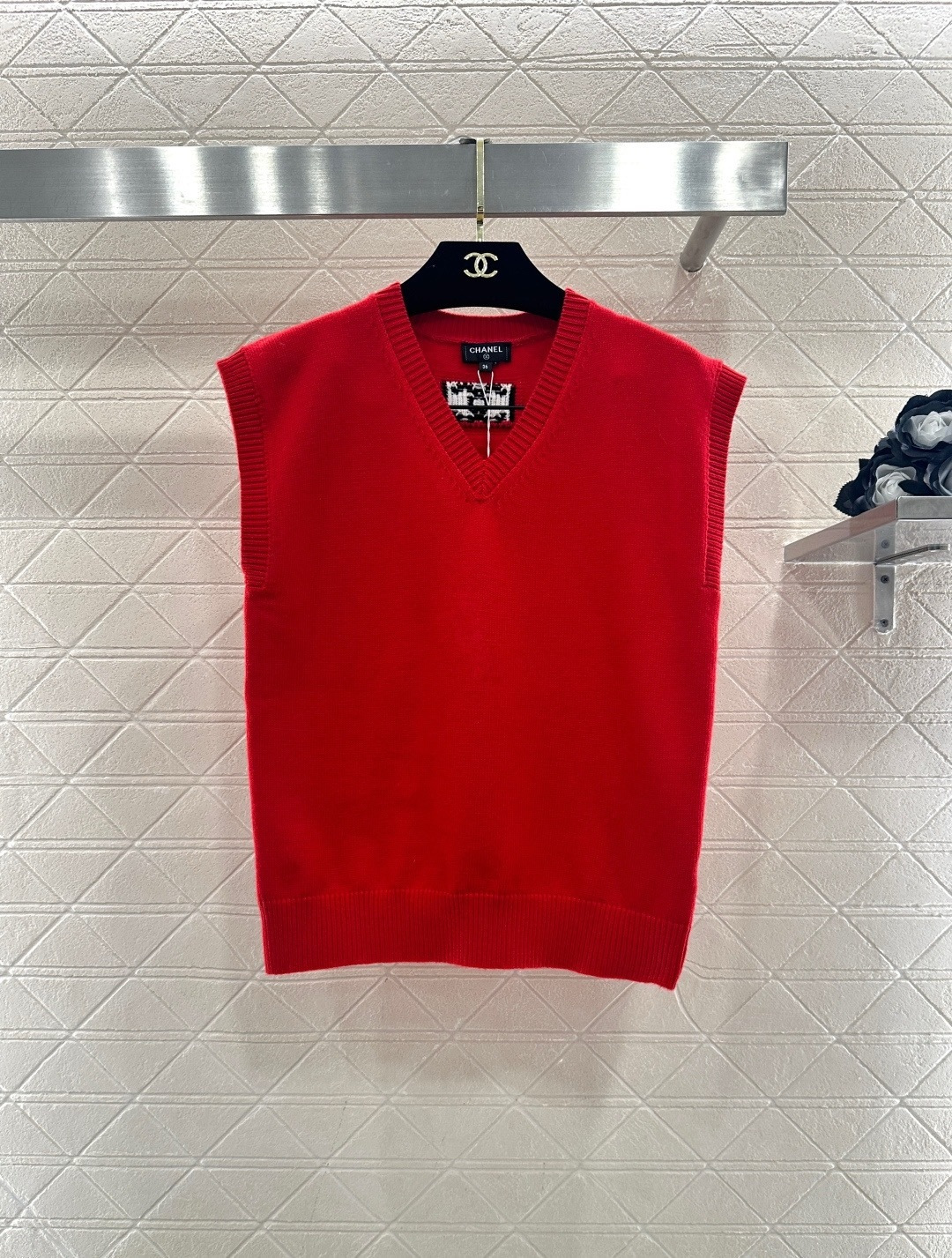 NO:713103,Chanel V-neck knitted vest, classic sleeveless design, available in three colors: gray, mint green and red, simple and versatile, high-quality knitted fabric, soft and skin-friendly, super comfortable to wear in spring and autumn, V-neck design modifies the neck line, layered with shirts or worn alone, very layered, easy to manage for commuting and leisure, Chanel logo tag, perfect brand recognition, it is a must-have and practical item in the wardrobe!  Size SML,,chanel,chanel,shirts,19860909Chanel香奈儿V领针织马甲,经典无袖设计,灰色、薄荷绿、红色三色可选,简约百搭,高品质针织面料,柔软亲肤,春秋季节穿着超舒适,V领设计修饰颈部线条,叠穿衬衫或单穿都很有层次感,通勤休闲都能轻松驾驭,香奈儿标志吊牌,品牌辨识度满分,是衣橱必备实用单品！ 码数SML,,chanel,chanel,shirts,,Women's clothing