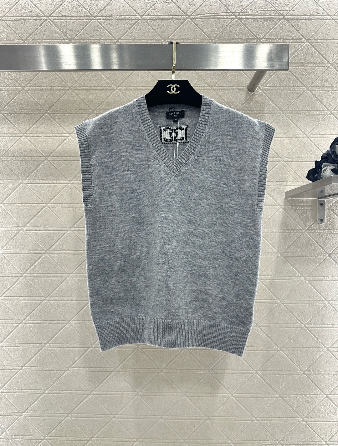 NO:713096,Chanel V-neck knitted vest, classic sleeveless design, available in three colors: gray, mint green and red, simple and versatile, high-quality knitted fabric, soft and skin-friendly, super comfortable to wear in spring and autumn, V-neck design modifies the neck line, layered with shirts or worn alone, very layered, easy to manage for commuting and leisure, Chanel logo tag, perfect brand recognition, it is a must-have and practical item in the wardrobe!  Size SML,,chanel,chanel,shirts,19860909Chanel香奈儿V领针织马甲,经典无袖设计,灰色、薄荷绿、红色三色可选,简约百搭,高品质针织面料,柔软亲肤,春秋季节穿着超舒适,V领设计修饰颈部线条,叠穿衬衫或单穿都很有层次感,通勤休闲都能轻松驾驭,香奈儿标志吊牌,品牌辨识度满分,是衣橱必备实用单品！ 码数SML,,chanel,chanel,shirts,,Women's clothing