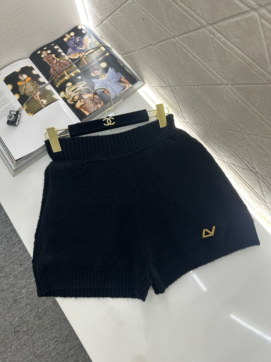 NO:713121,LV 2026SS limited-edition knitted high-waisted shorts are made of high-quality knitted fabric, soft and skin-friendly, and very suitable for autumn and winter wear. The high-waisted design raises the waistline, showing longer legs, and is friendly to small people. The slim cut fits the hips and legs, and easily shows off the body curves. The metal V logo on the side is very recognizable, and the details are perfect. It is available in multiple colors. Off-white, red, and dark blue are all versatile. Pair it with a sweater or jacket to easily create a fashionable street style!  Size SML,,louis vuitton,shorts,jackets & coats,sweaters,19860909LV 2026SS限定针织高腰短裤,采用高品质针织面料,柔软亲肤又保暖,秋冬穿超合适,高腰设计拉高腰线,显腿长,小个子友好,修身剪裁贴合臀腿,轻松展现身材曲线.侧边金属V字标超有辨识度,细节满分,多色可选,米白、红、深蓝都很百搭,搭配毛衣或外套,轻松打造时尚街头风！ 码数SML,,louis vuitton,shorts,jackets & coats,sweaters,,Women's clothing