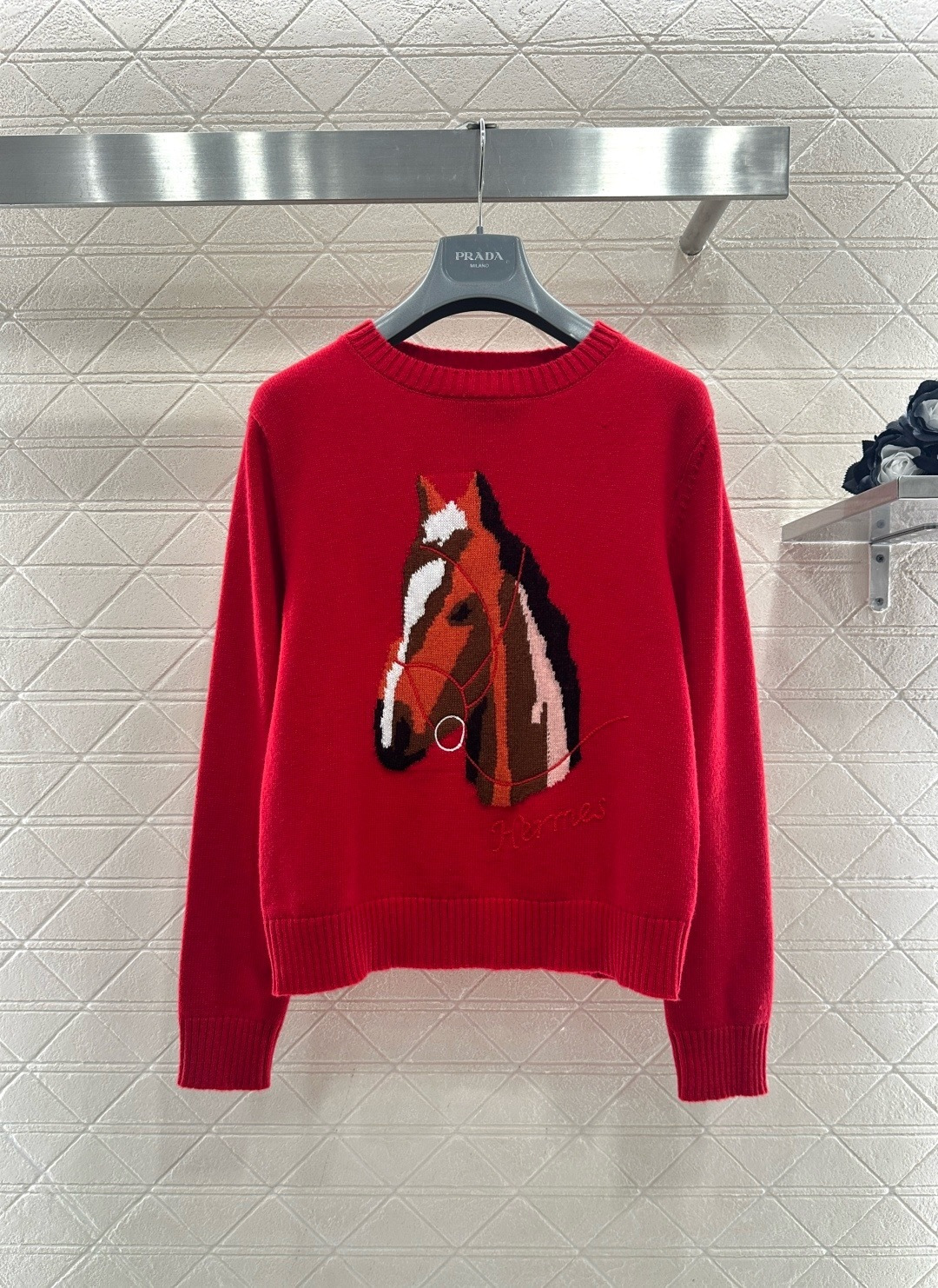 NO:713116,Hermes Year of the Horse Limited Retro Pony Sweater. This Year of the Horse limited retro pony sweater is made of red knitted fabric, hand-embroidered on the front + computer embroidered pony head. The details include red horse ropes and letters on the hem. It is three-dimensional, full and super textured, and has a loose fit. It can be worn by adults and children. It is also great for parent-child matching. The red color means good luck in the New Year, full of festive atmosphere, warm and fashionable. It is a popular choice for New Year's wear!  Code numberSML,,hermes,hermes,sweaters,19860909Hermes爱马仕马年限定复古小马毛衣,这款马年限定复古小马毛衣,红色针织面料,正面手工嵌花+电脑刺绣小马头,细节有红色马绳和下摆字母,立体饱满超有质感,宽松版型,成人儿童都能穿,亲子搭配也很赞,红色寓意新年好运,节日氛围感拉满,保暖又时髦,是新年穿搭热门选择！ 码数SML,,hermes,hermes,sweaters,,Women's clothing
