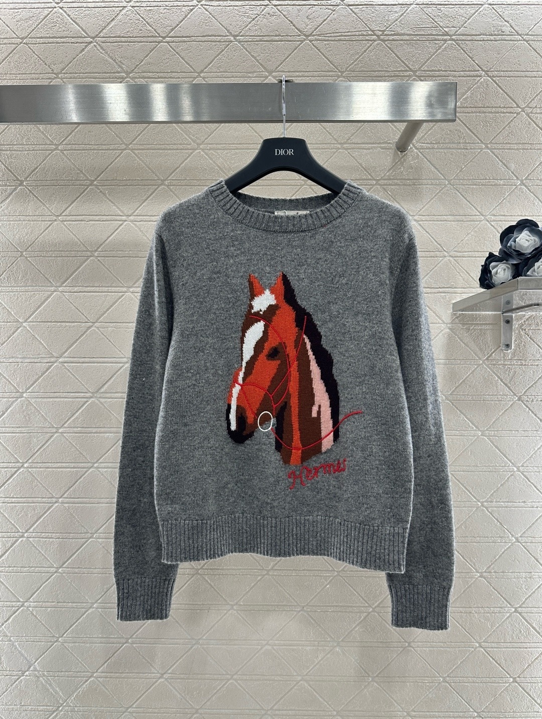 NO:713139,Hermes Year of the Horse Limited Retro Pony Sweater. This Year of the Horse limited retro pony sweater is made of red knitted fabric, hand-embroidered on the front + computer embroidered pony head. The details include red horse ropes and letters on the hem. It is three-dimensional, full and super textured, and has a loose fit. It can be worn by adults and children. It is also great for parent-child matching. The red color means good luck in the New Year, full of festive atmosphere, warm and fashionable. It is a popular choice for New Year's wear!  Code numberSML,,hermes,hermes,sweaters,19860909Hermes爱马仕马年限定复古小马毛衣,这款马年限定复古小马毛衣,红色针织面料,正面手工嵌花+电脑刺绣小马头,细节有红色马绳和下摆字母,立体饱满超有质感,宽松版型,成人儿童都能穿,亲子搭配也很赞,红色寓意新年好运,节日氛围感拉满,保暖又时髦,是新年穿搭热门选择！ 码数SML,,hermes,hermes,sweaters,,Women's clothing