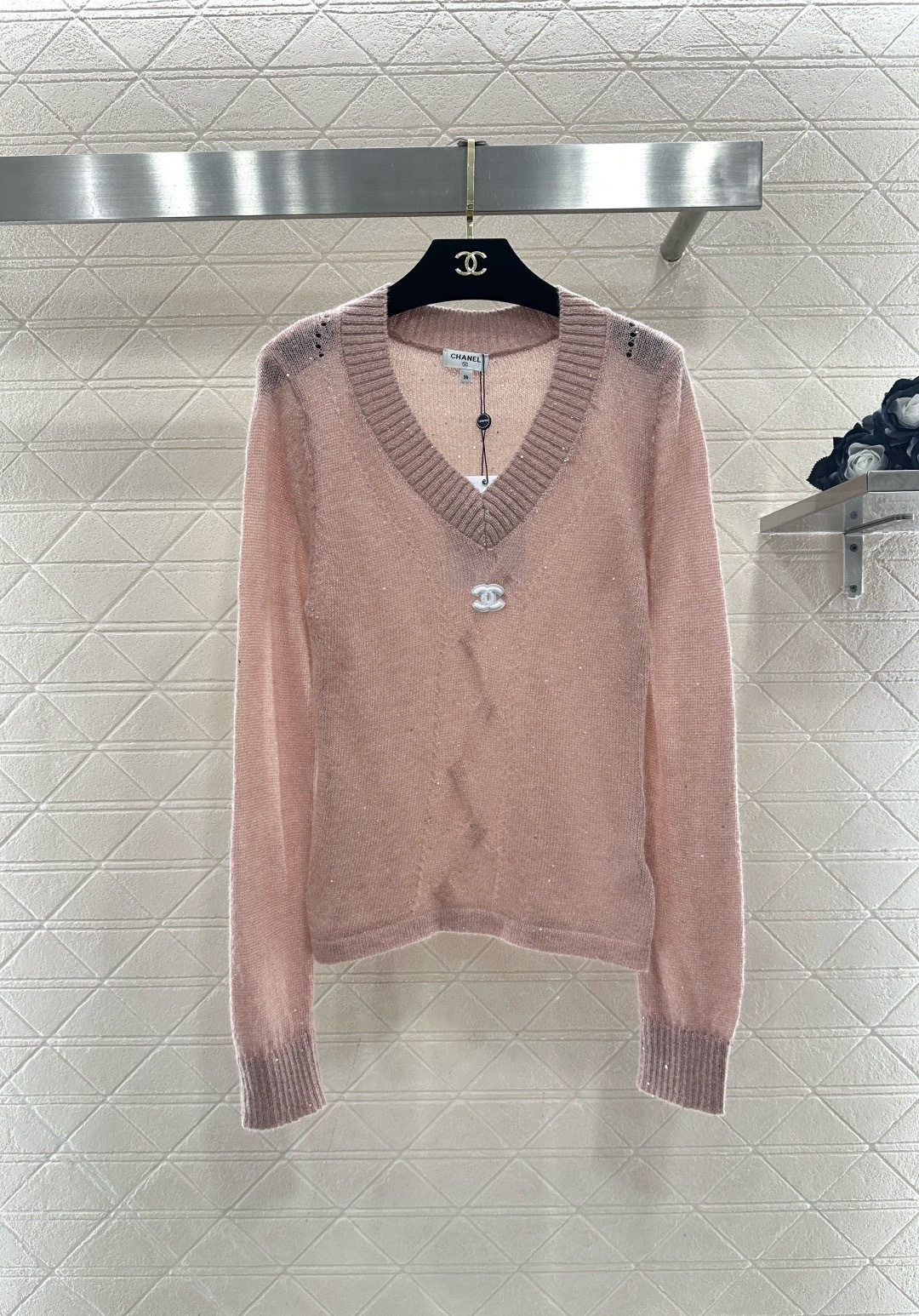 NO:713133,Chanel V-neck hollow knitted sweater. Chanel's V-neck hollow knitted sweater is made of sheep wool. It is soft, skin-friendly and warm. The V-neck + hollow button design is full of details, elegant and recognizable. It is available in white and pink. It is versatile and looks great whether worn alone or as an inner layer.  Code numberSML,,chanel,chanel,sweaters,19860909Chanel香奈儿V领镂空针织毛衣,香奈儿这款V领镂空针织毛衣,采用绵羊毛,软糯亲肤又保暖,V领+镂空纽扣设计,细节满分,优雅又有辨识度,白色和粉色可选,百搭不挑人,无论单穿还是内搭都很出彩,剪裁贴合身形,秋冬日常或正式场合都能轻松驾驭,是实用又时髦的高端单品！码数SML,,chanel,chanel,sweaters,,Women's clothing