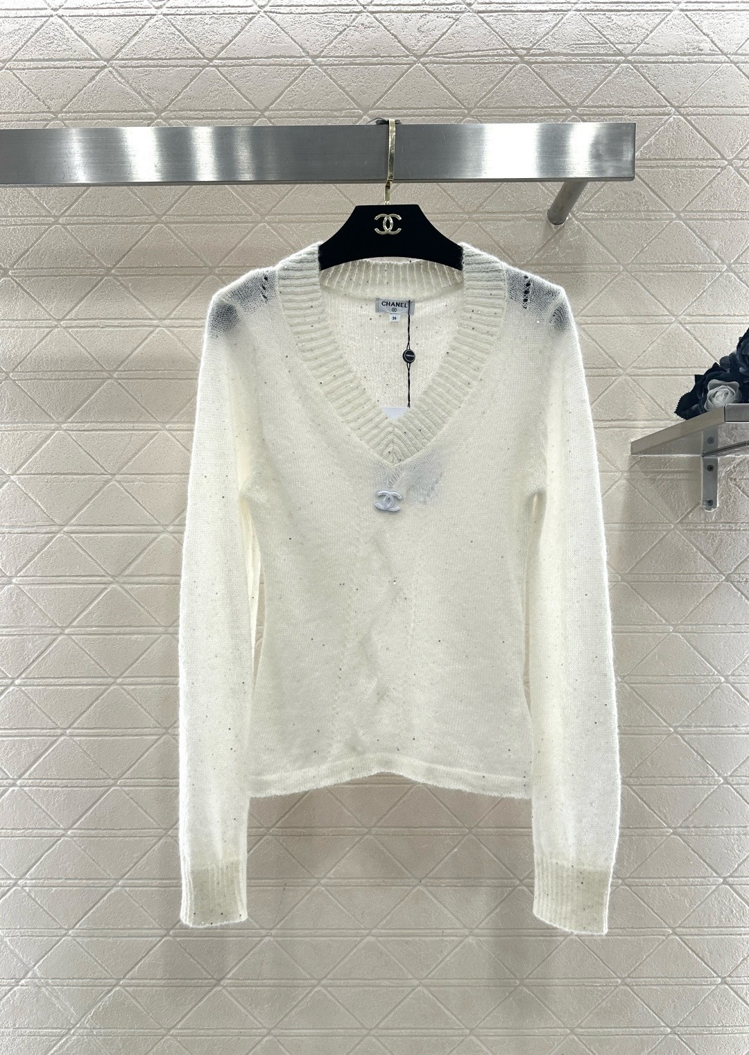 NO:713127,Chanel V-neck hollow knitted sweater. Chanel's V-neck hollow knitted sweater is made of sheep wool. It is soft, skin-friendly and warm. The V-neck + hollow button design is full of details, elegant and recognizable. It is available in white and pink. It is versatile and looks great whether worn alone or as an inner layer.  Code numberSML,,chanel,sweaters,19860909香奈儿V领镂空针织毛衣,香奈儿这款V领镂空针织毛衣,采用绵羊毛,软糯亲肤又保暖,V领+镂空纽扣设计,细节满分,优雅又有辨识度,白色和粉色可选,百搭不挑人,无论单穿还是内搭都很出彩,剪裁贴合身形,秋冬日常或正式场合都能轻松驾驭,是实用又时髦的高端单品！码数SML,,chanel,sweaters,,Women's clothing