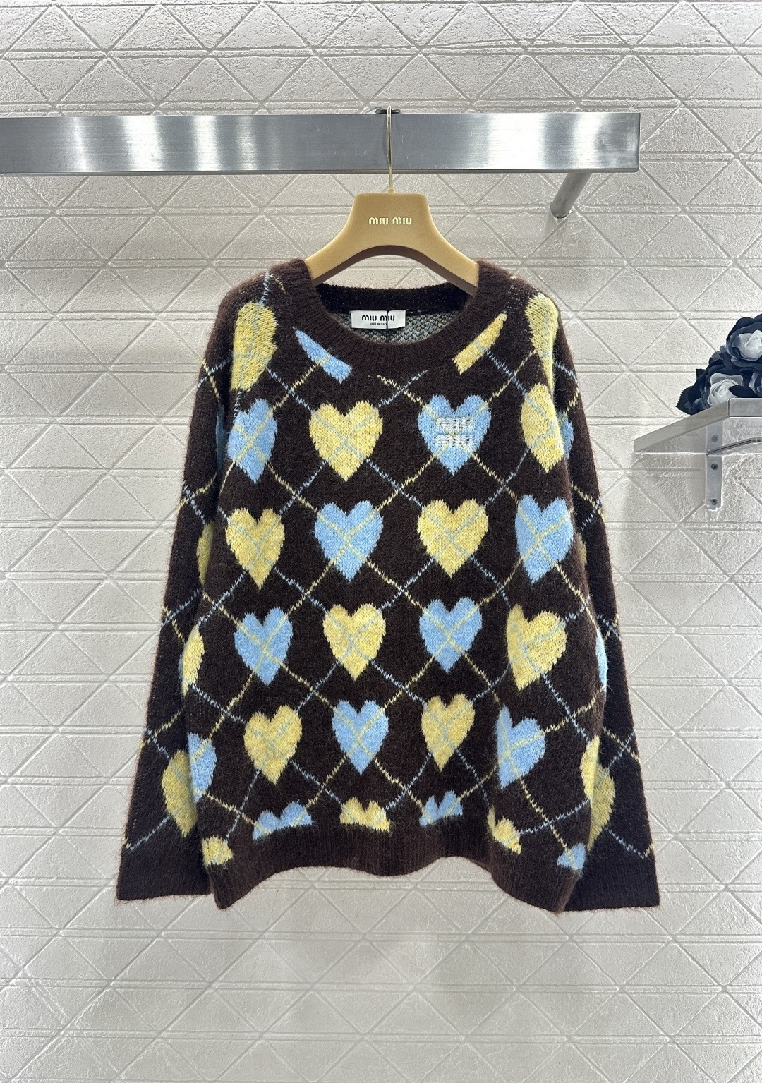 NO:713128,MiuMiu love rhombus sweater, cute love rhombus sweater, loose and lazy style, super popular for autumn and winter wear, contrasting love heart + rhombus pattern, retro and age-reducing, dark brown and gray background with yellow, blue and red hearts, lively and playful, soft knitted fabric, warm and comfortable, suitable for commuting and leisure, Korean style is very popular, match it with jeans or skirt, you can easily get a sweet retro atmosphere!  Code numberSML,,miumiu,skirts,jeans,sweaters,19860909MiuMiu爱心菱格毛衣,可爱的爱心菱格毛衣,宽松慵懒风,秋冬穿搭超热门,撞色爱心+菱格纹,复古又减龄,深棕和灰色底色搭配黄蓝、红爱心,活泼俏皮,柔软针织面料,保暖舒适,通勤休闲都OK,韩系风格超受欢迎,搭配牛仔裤或半身裙,轻松get甜美复古氛围感！ 码数SML,,miumiu,skirts,jeans,sweaters,,Women's clothing