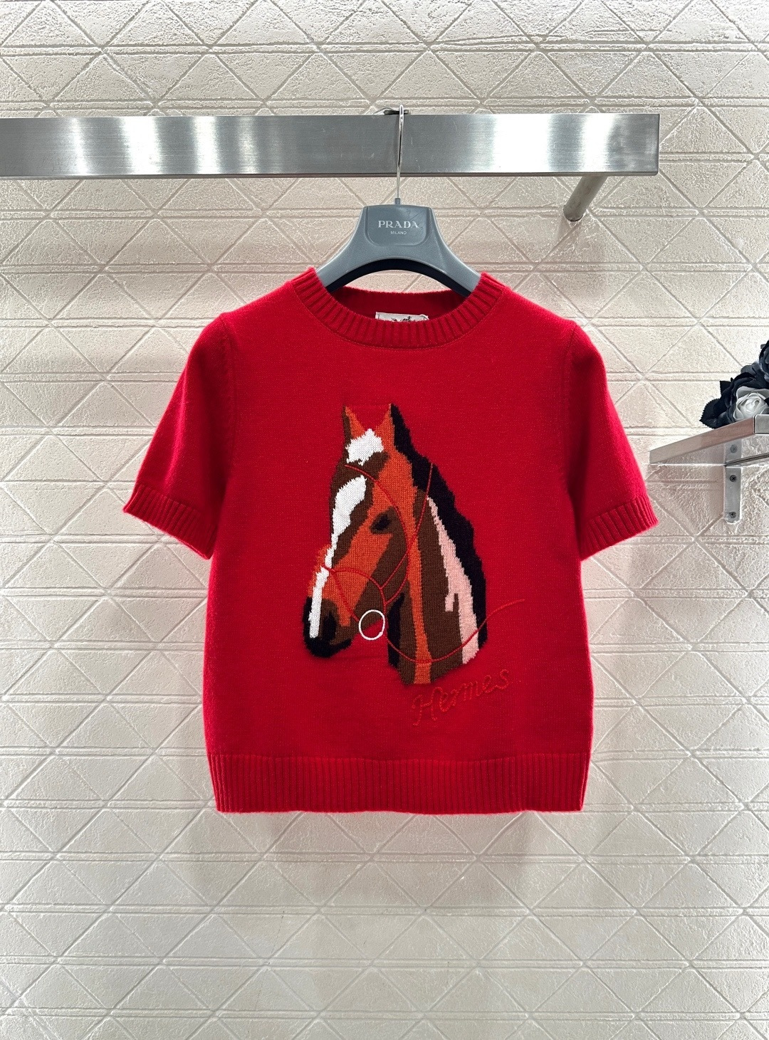 NO:713134,Hermes Hermes Year of the Horse limited vintage pony sweater, Year of the Horse limited retro pony sweater, gray knitted material, hand intarsia on the front + computer embroidered pony head, red horse rope and letter details are super three-dimensional, short-sleeved design, very suitable for spring and autumn, retro and childlike, looks great with denim shirts or casual pants, wear it in the New Year, it means 'nothing to worry about', and full of festive atmosphere!  Size SML,,hermes,hermes,sweaters,T-shirt,19860909Hermes爱马仕马年限定复古小马毛衣,马年限定复古小马毛衣,灰色针织材质,正面手工嵌花+电脑刺绣小马头,红色马绳和字母细节超有立体感,短袖设计,春秋穿超合适,复古又童趣,搭配牛仔衬衣或休闲裤都很出彩,新年穿它,寓意“万事不愁”,节日氛围感拉满！ 码数SML,,hermes,hermes,sweaters,T-shirt,,Women's clothing