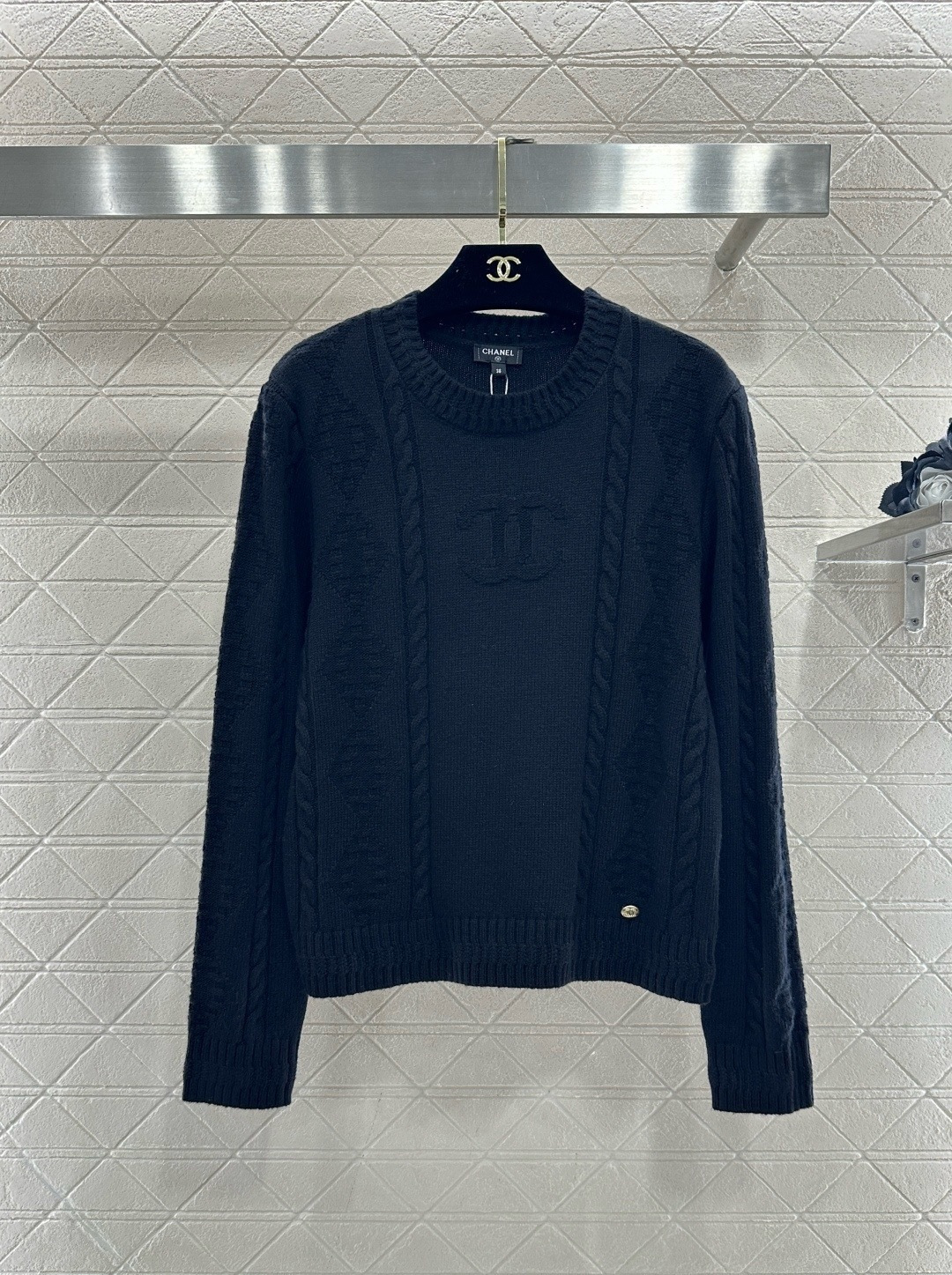 NO:713146,Chanel's classic twist knitted sweater is made of high-quality wool, soft and warm, with double C Logo embroidery on the front and high brand recognition. Twist texture + round neck design, ribbed cuffs and hem, fit and comfortable. Available in multiple colors including beige, dark blue, and black. It is versatile and easy to wear. It can be easily worn in daily or formal occasions in autumn and winter. It is elegant and stylish when paired with jeans or skirts!  Code number SML,,chanel,chanel,skirts,jeans,sweaters,19860909Chanel香奈儿经典麻花针织毛衣,采用高品质羊毛,柔软又保暖,正面双C Logo刺绣,品牌辨识度超高,麻花纹理+圆领设计,袖口和下摆罗纹收口,贴合又舒适,多色可选米色、深蓝、黑色,百搭不挑人,秋冬日常或正式场合都能轻松驾驭,搭配牛仔裤或半身裙都很优雅有型！码数SML,,chanel,chanel,skirts,jeans,sweaters,,Women's clothing