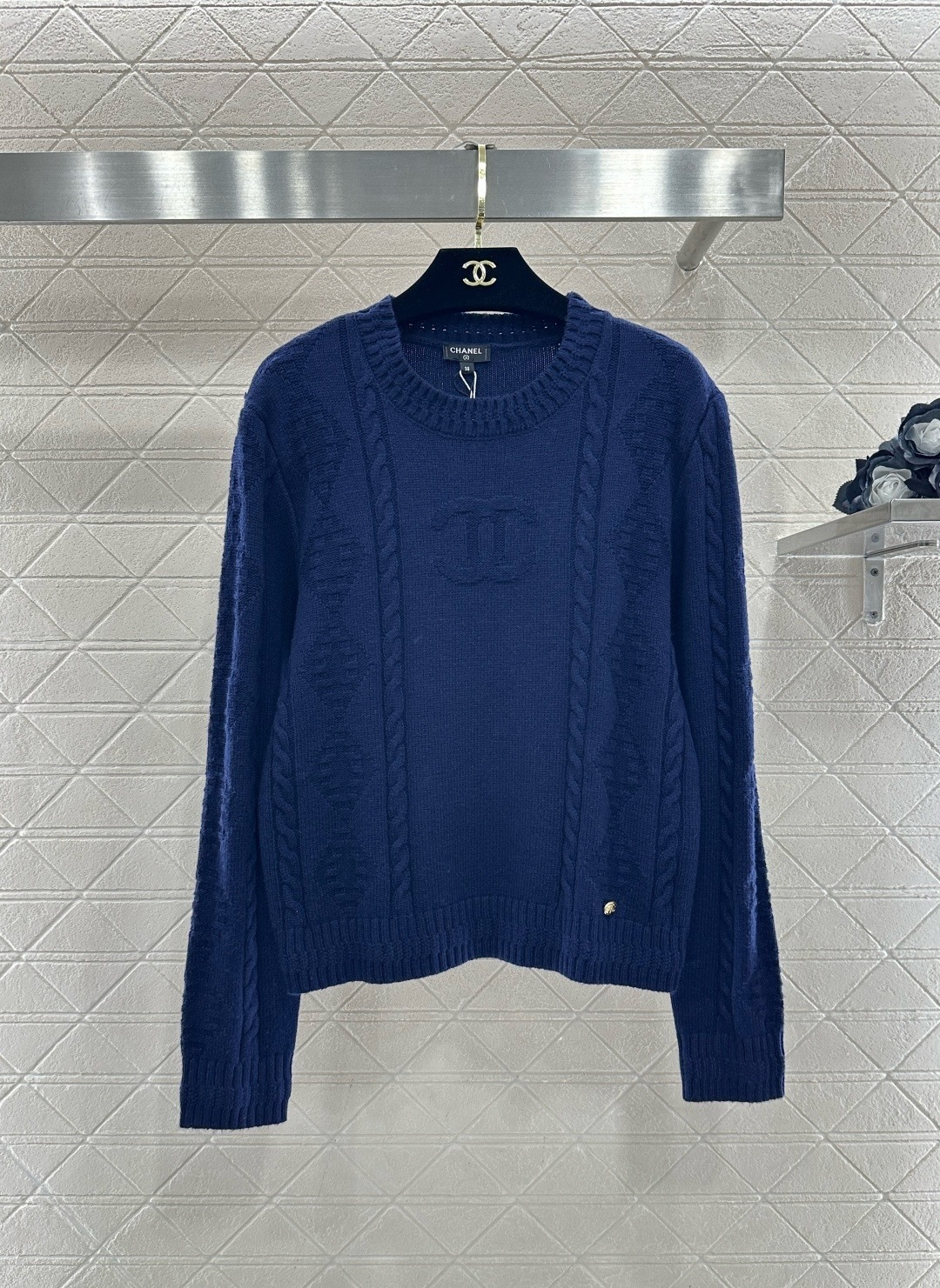 NO:713142,Chanel's classic twist knitted sweater is made of high-quality wool, soft and warm, with double C Logo embroidery on the front and high brand recognition. Twist texture + round neck design, ribbed cuffs and hem, fit and comfortable. Available in multiple colors including beige, dark blue, and black. It is versatile and easy to wear. It can be easily worn in daily or formal occasions in autumn and winter. It is elegant and stylish when paired with jeans or skirts!  Code number SML,,chanel,chanel,skirts,jeans,sweaters,19860909Chanel香奈儿经典麻花针织毛衣,采用高品质羊毛,柔软又保暖,正面双C Logo刺绣,品牌辨识度超高,麻花纹理+圆领设计,袖口和下摆罗纹收口,贴合又舒适,多色可选米色、深蓝、黑色,百搭不挑人,秋冬日常或正式场合都能轻松驾驭,搭配牛仔裤或半身裙都很优雅有型！码数SML,,chanel,chanel,skirts,jeans,sweaters,,Women's clothing