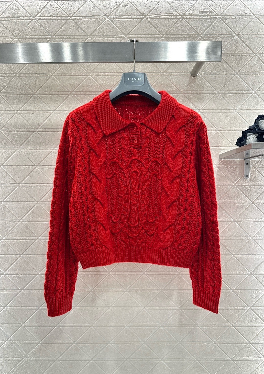 NO:713150,Celine Arc de Triomphe jacquard palace wall red twist Polo cashmere sweater. This palace wall red twist Polo cashmere sweater is made of pure wool. It is soft and skin-friendly, and has excellent warmth retention. It is perfect for autumn and winter!  Retro twist texture + Polo lapel, full of layers, exquisite details, loose version is super friendly to the figure, and can be easily controlled by fat sisters. The bright red color is white and eye-catching, perfect for festivals or daily wear. Paired with jeans or skirts, you can easily get a lazy retro style, fashionable and versatile!  Code numberSML,,celine,skirts,jeans,19860909Celine凯旋门提花宫墙红麻花Polo羊绒衫,这件宫墙红麻花Polo羊绒衫,采用纯羊毛,柔软亲肤,保暖性超赞,秋冬穿超合适！复古麻花纹理+Polo翻领,层次感满满,细节精致,宽松版型对身材超友好,微胖姐妹也能轻松驾驭,鲜艳红色显白又吸睛,节日或日常穿搭都很出彩,搭配牛仔裤或半裙,轻松get慵懒复古风,时髦又百搭！码数SML,,celine,skirts,jeans,,Women's clothing