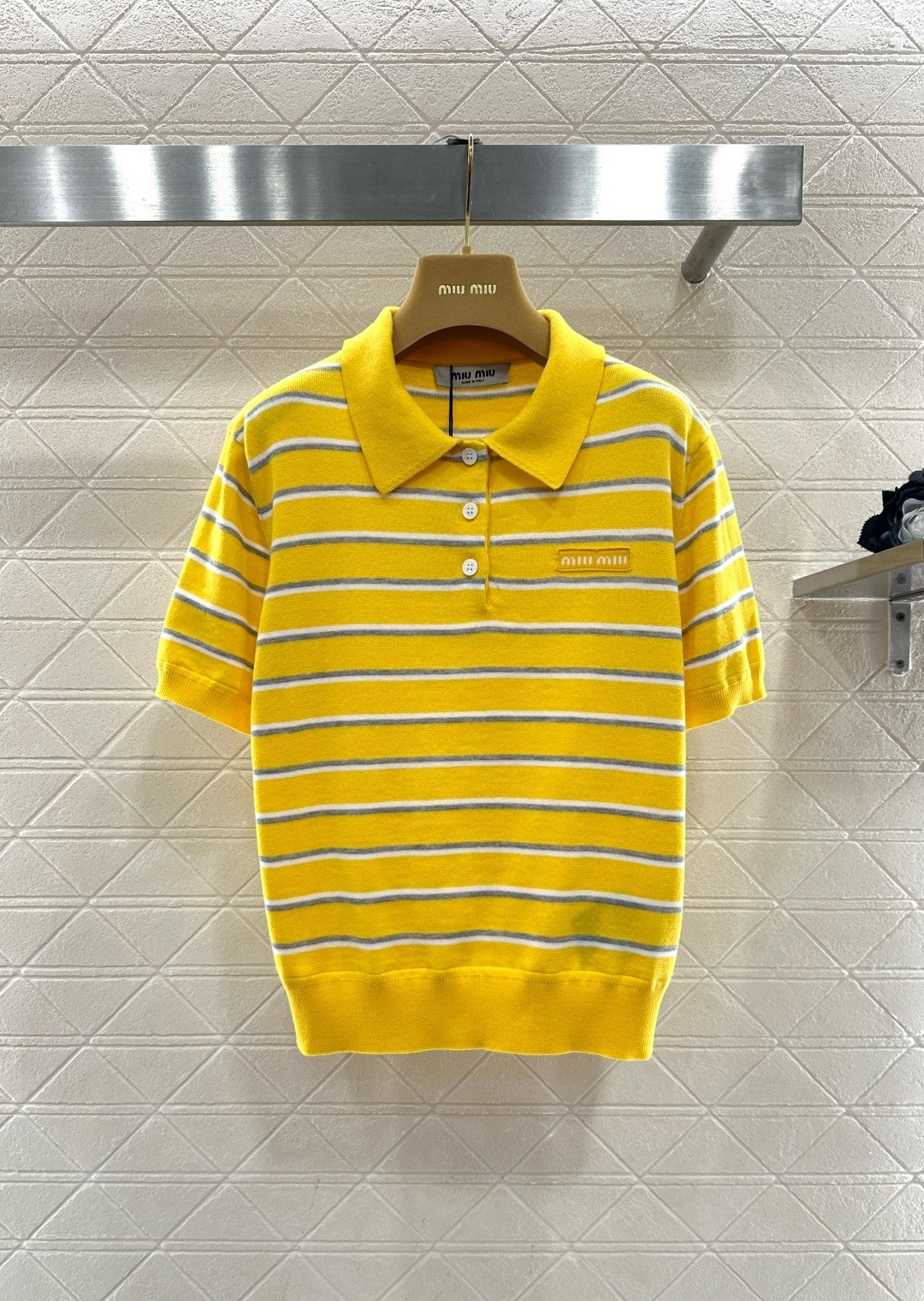 NO:713154,MiuMiu striped knitted Polo shirt, this yellow striped knitted Polo shirt is made of soft knitted fabric, comfortable and breathable, perfect for spring, classic Polo lapel + three buttons, brand embroidery on the chest is very recognizable, yellow main color with gray and white stripes, energetic and fresh, easy to wear for daily leisure or vacation, simple and elegant cut, looks great with jeans or skirts, easily creates a fashionable atmosphere!  Code numberSML,,miumiu,skirts,jeans,19860909MiuMiu条纹针织Polo衫,这款黄色条纹针织Polo衫,采用柔软针织面料,穿着舒适透气,春天超适合,经典Polo翻领+三颗纽扣,胸前品牌刺绣超有辨识度,黄色主色配灰白条纹,活力又清新,日常休闲或度假都能轻松驾驭,剪裁简约大方,搭配牛仔裤或短裙都很出彩,轻松打造时尚氛围感！ 码数SML,,miumiu,skirts,jeans,,Women's clothing